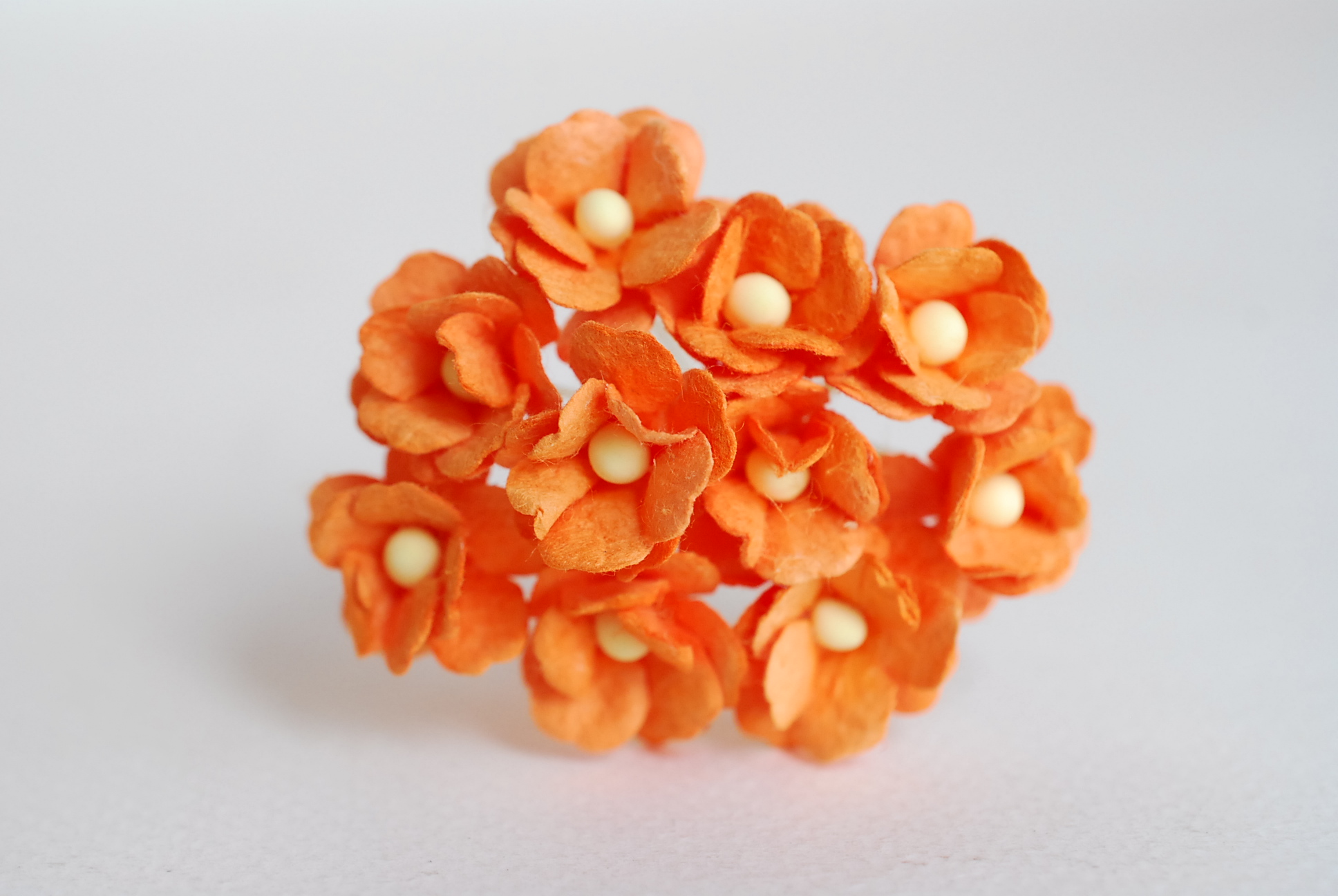 ดอกไม้กระดาษสา ราคาส่ง, ดอกไฮเดรนเยียกระดาษสา ดอกไม้ประดิษฐ์ ตกแต่งงานแต่งงาน ประดิษฐ์ข้อมือเพื่อนเจ้าสาว ขนาด 1.5 cm., สำหรับของชำร่วย, งานแต่งงาน, ดอกไม้ทำข้อมือเจ้าสาว สีส้ม จำนวน 100 ดอก Paper flower,100 Pieces mulberry hydenyia orange color