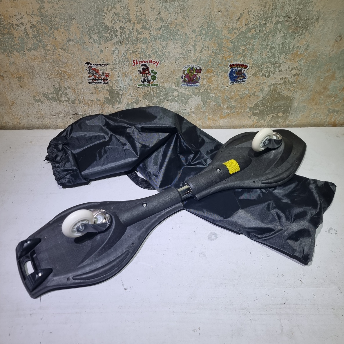 [0202] Snakeboard, snake board, wheels rotate 360 degrees, the center can be bent.