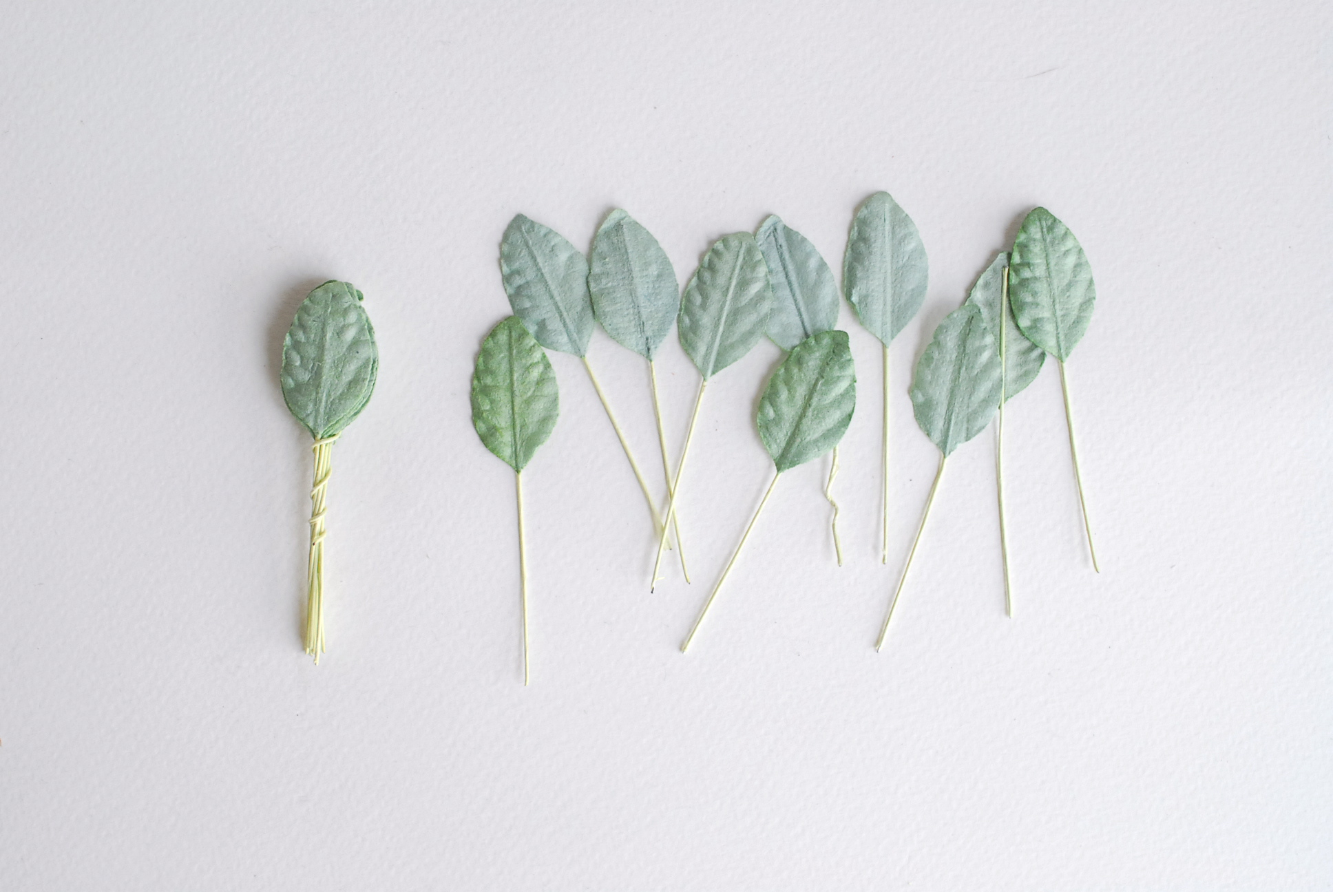 ใบไม้กระดาษ ใบไม้กระดาษสา ราคาส่ง,ใบไม้กุหลาบกระดาษ สำหรับดอกมะลิกระดาษสา ใบไม้ประดิษฐ์ สำหรับตกแต่ง หรืองานแต่งงาน สีเขียว ขนาด 2.5x1.5 cm. จำนวน 100 ใบ