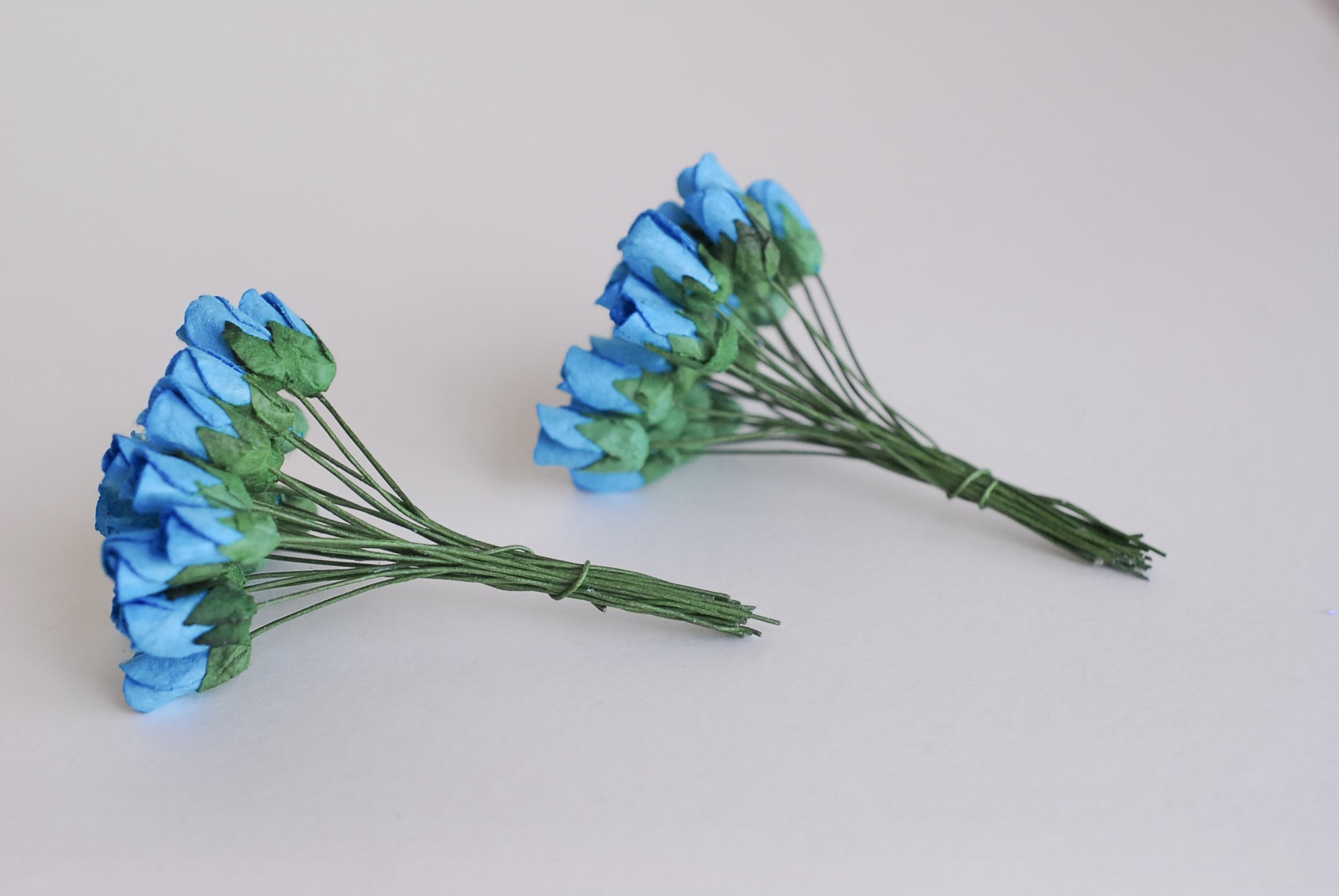 ดอกไม้กระดาษสา ดอกไม้กระดาษสา จตุจักร งานประดิษฐ์ ดอกไม้ทำข้อมือเพื่อนเจ้าสาว แต่งงาน, ดอกกุหลาบตูม 50 ดอก สีฟ้าน้ำทะเล ขนาด 0.8x1.5 cm. paper flowers, budding roses flower 0.8 x1.5 cm. 50 pieces. azure color