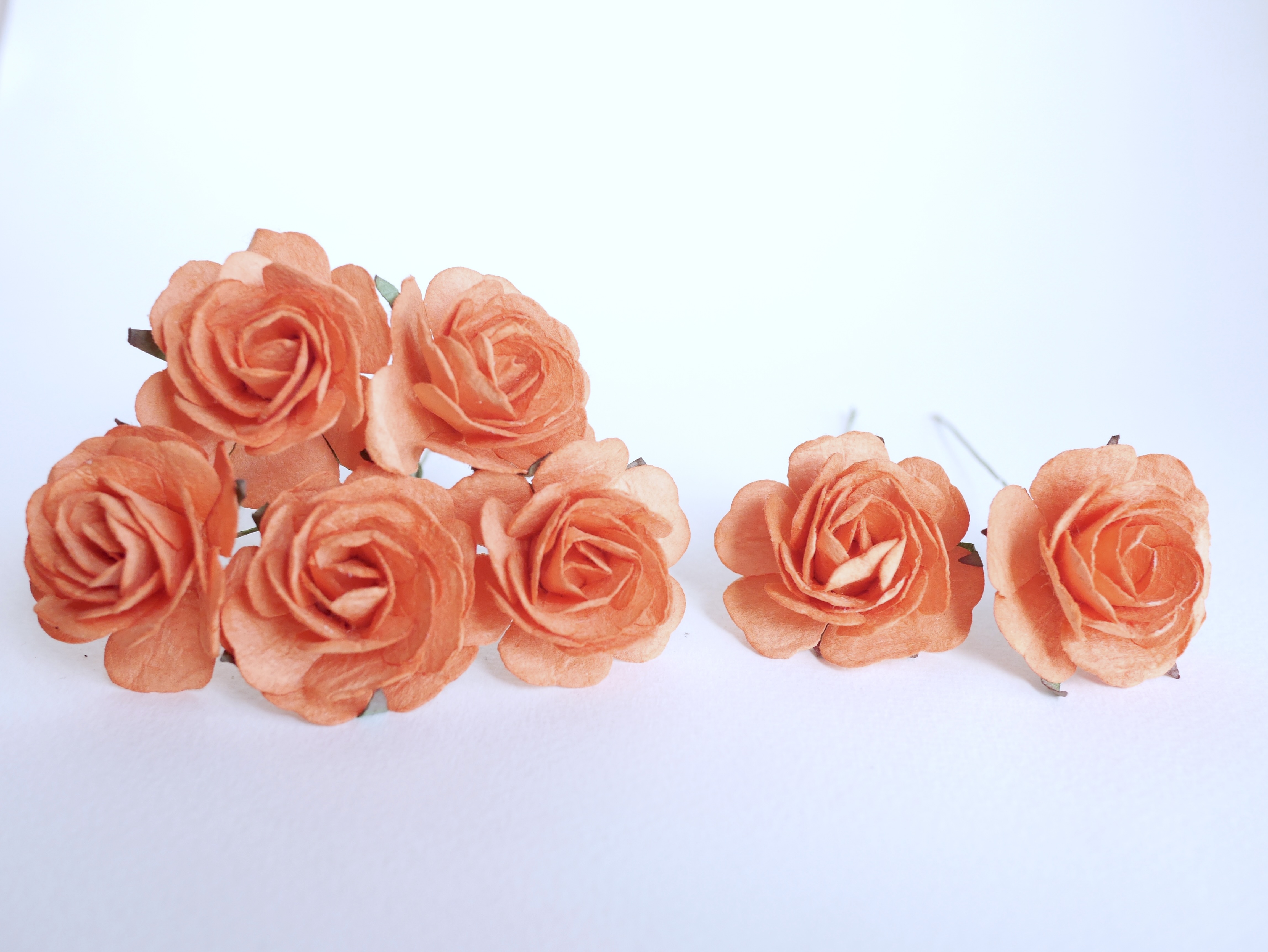 ดอกไม้กระดาษสา ราคาส่ง, ดอกกุหลาบกระดาษสา ดอกไม้ประดิษฐ์ สำหรับตกแต่ง หรืองานแต่งงาน สีส้มอิฐ ขนาด 3.5 cm. จำนวน 25ดอก Paper flowers, handmade flowers, small roses paper size 3.5 cm. 25 pieces, dark orange color.