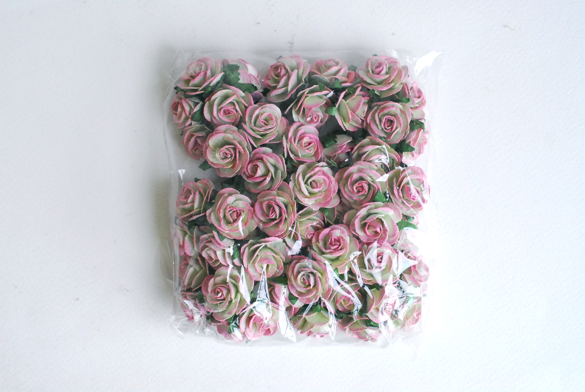 ดอกไม้กระดาษสา ดอกไม้กระดาษสา ราคาส่ง, ดอกกุหลาบกระดาษสา ดอกไม้ประดิษฐ์ สำหรับตกแต่ง หรืองานแต่งงาน สีเขียวปัดชมพูตุ่นขนาด 2.5 cm. จำนวน 50 ดอก Paper flowers, handmade flowers, small roses paper size 2.5 cm. 50 pieces, green brush pink color.