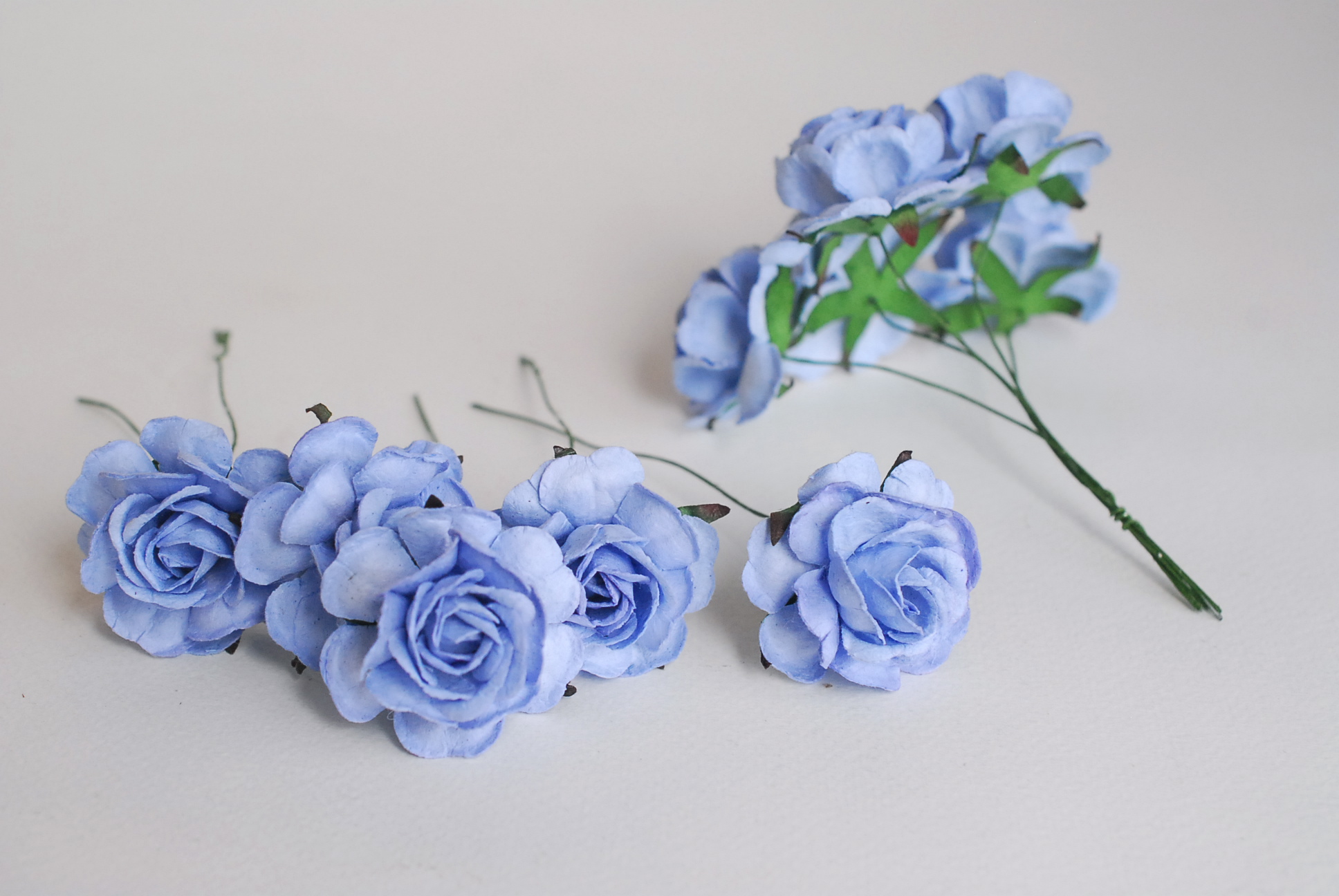 ดอกไม้กระดาษสา ราคาส่ง, ดอกกุหลาบกระดาษสา ดอกไม้ประดิษฐ์ สำหรับตกแต่ง หรืองานแต่งงาน สีฟ้าตุ่นขนาด 3.5 cm. จำนวน 25 ดอก Paper flowers, handmade flowers, small roses paper size 3.5 cm. 25 pieces, pale blue color.