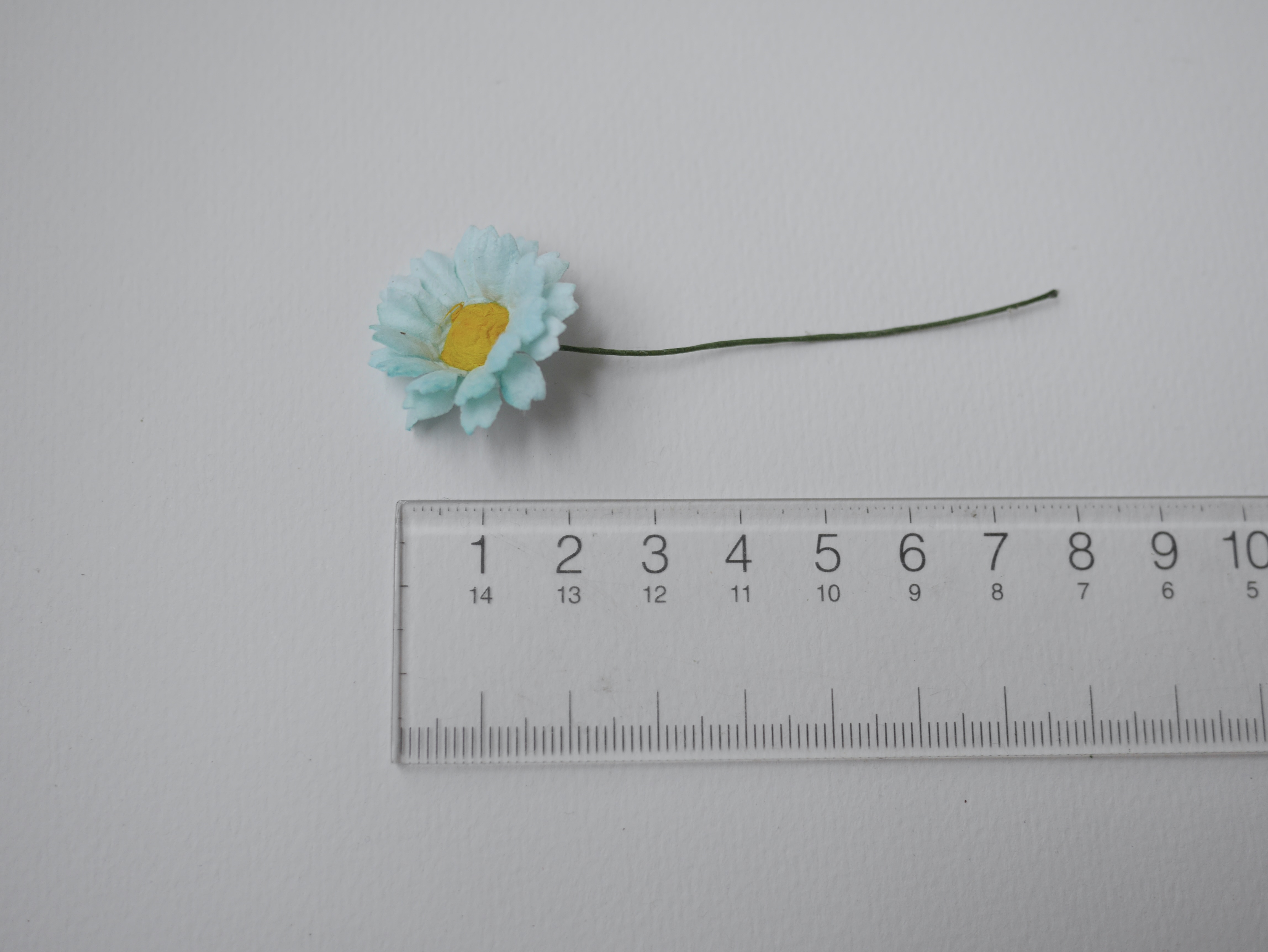 ดอกไม้กระดาษสา ดอกไม้ประดิษฐ์จากกระดาษสา ดอกเดซี่ เกสรสีทอง ดอกไม้กระดาษสาขายส่ง ดอกไม้ประดิษฐ์ ดอกไม้ทำข้อมือเพื่อนเจ้าสาว ดอก daisy ขนาด 3 cm. จำนวน 25 ดอก สีฟ้ามิ้นท์ Paper Flower, 25 Daisy Flowers, blue-sky mint color, size 3 cm., yellow pollen.