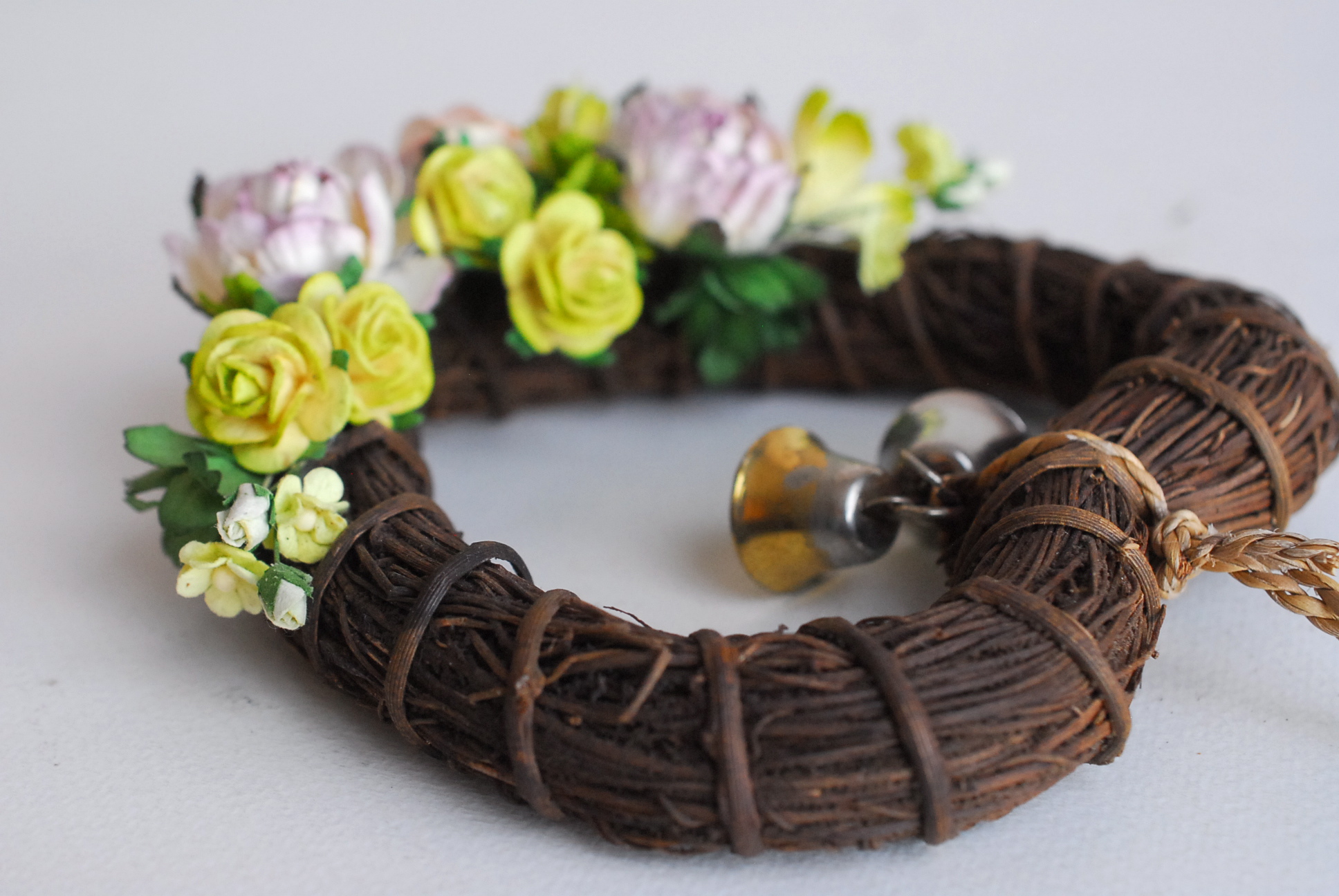 พวงหรีดดอกไม้กระดาษสำหรับตกแต่ง แขวนหน้าต่าง หรือ ตกแต่งห้องรับแขก รูปหัวใจ ดอกไม้กระดาษสาสีเขียว ในช่วงเวลา x'mas หรือ autumn