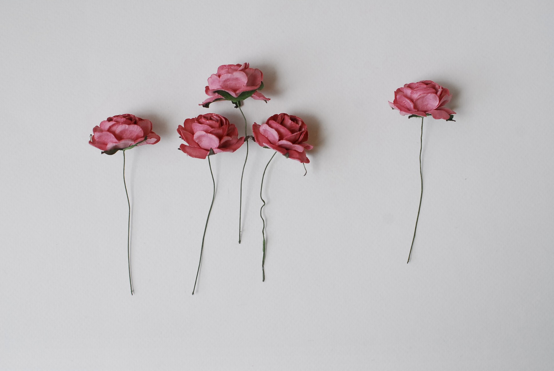 ดอกไม้กระดาษสา ดอกกุหลาบกระดาษสา ดอกไม้กุหลาบ ดอกไม้ประดิษฐ์ สำหรับตกแต่ง หรืองานแต่งงาน สีชมพูตุ่น color code #115-1 ขนาด 3.5 cm. จำนวน 25 ดอก Paper flowers, handmade flowers, small roses paper size 3.5 cm. 25 pieces, pink dusty color.