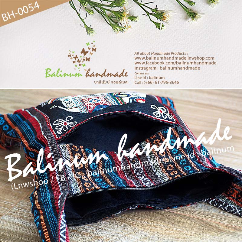 กระเป๋าย่ามลายช้างแฮนด์เมด งานผ้าฝ้าย ผ้านากา แบบสะพายไหล่ สะพายข้าง มี 2 ช่องซิปใส่ของด้านบนและด้านหน้า ข้างในบุผ้าซับในสีดำ ใช้งานง่ายแบบรูดเดียวจบ สามารถใช้งานได้หลากหลาย จุของสุดๆ (สามารถใช้ได้ทั้งผู้หญิงและผู้ชาย) ดำ (Black)