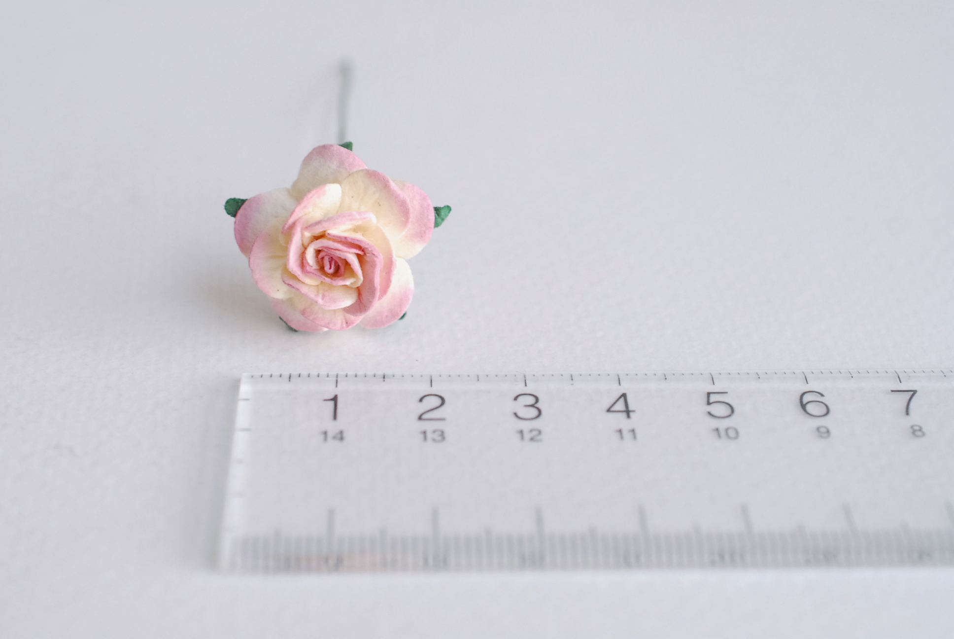 ดอกไม้กระดาษสา ราคาส่ง, ดอกกุหลาบกระดาษสา ดอกไม้ประดิษฐ์ ตกแต่งงานแต่งงาน ขนา่ด 2.00 cm., สำหรับของชำร่วย, งานแต่งงาน, ดอกไม้ทำข้อมือเจ้าสาว Paper flower,50 Pieces mulberry rose, 2 cm. pink berry brush color.