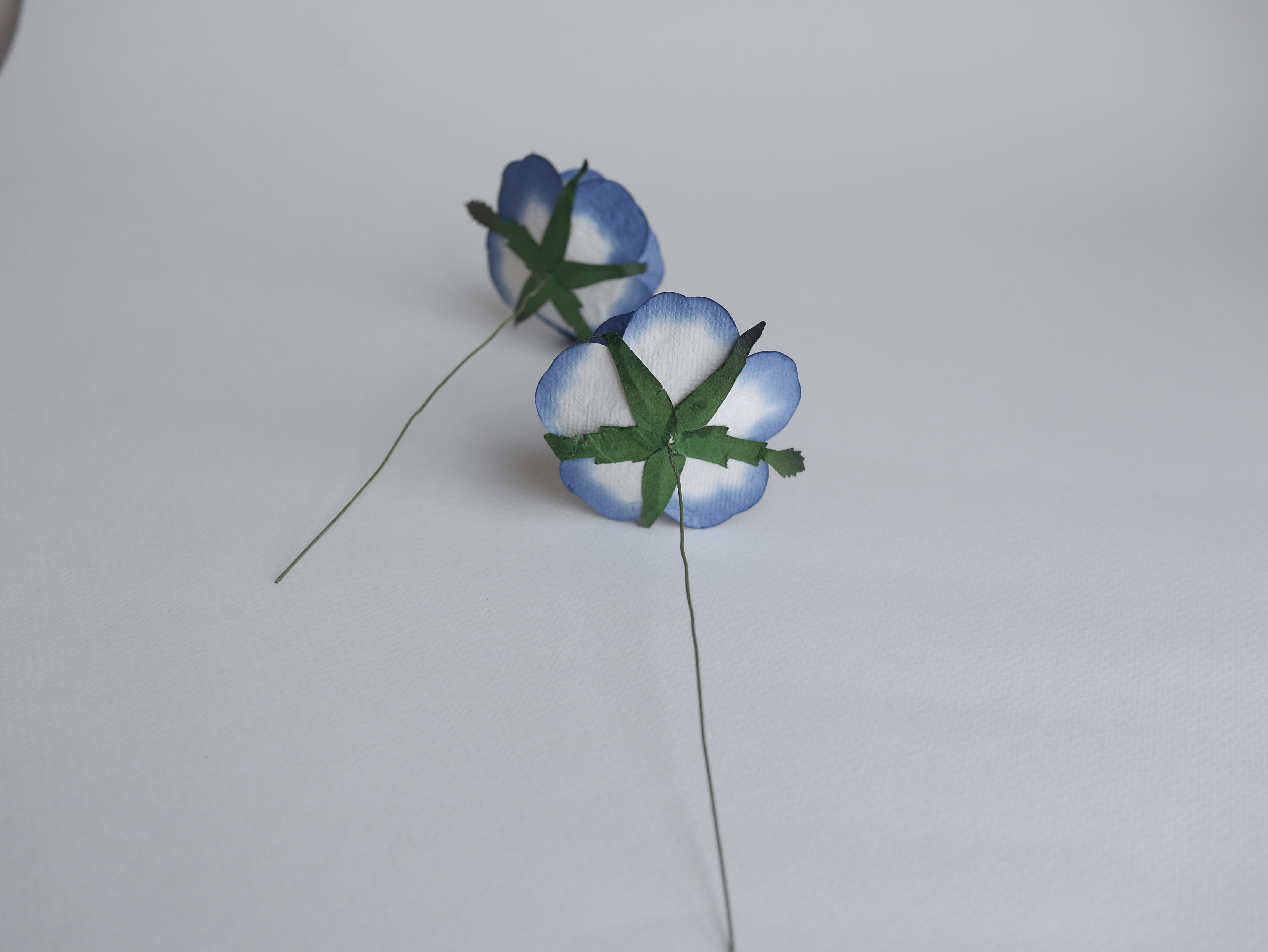 ดอกไม้กระดาษสา ขนาด 6.5 cm., สำหรับของชำร่วย, งานแต่งงาน, สีน้ำเงินปัดขาว Paper flower, handmade flowers supplies, wedding decoration:10 Pieces mulberry rose, 6.5 cm. blue navy brush white color.