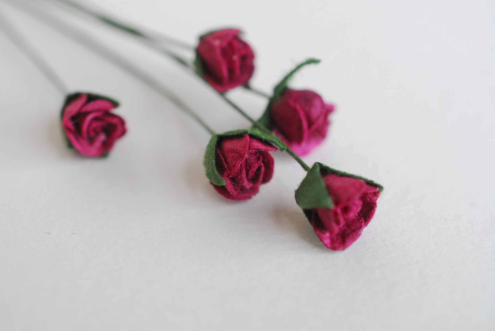 ดอกไม้กระดาษสา ดอกไม้กระดาษสา จตุจักร งานประดิษฐ์ ดอกไม้ทำข้อมือเพื่อนเจ้าสาว แต่งงาน, ดอกกุหลาบตูม 50 ดอก สีแดงเข้ม ขนาด 0.8x0.8 cm. paper flowers, budding roses flower 0.8 x 0.8 cm. 50 pieces.red wine color