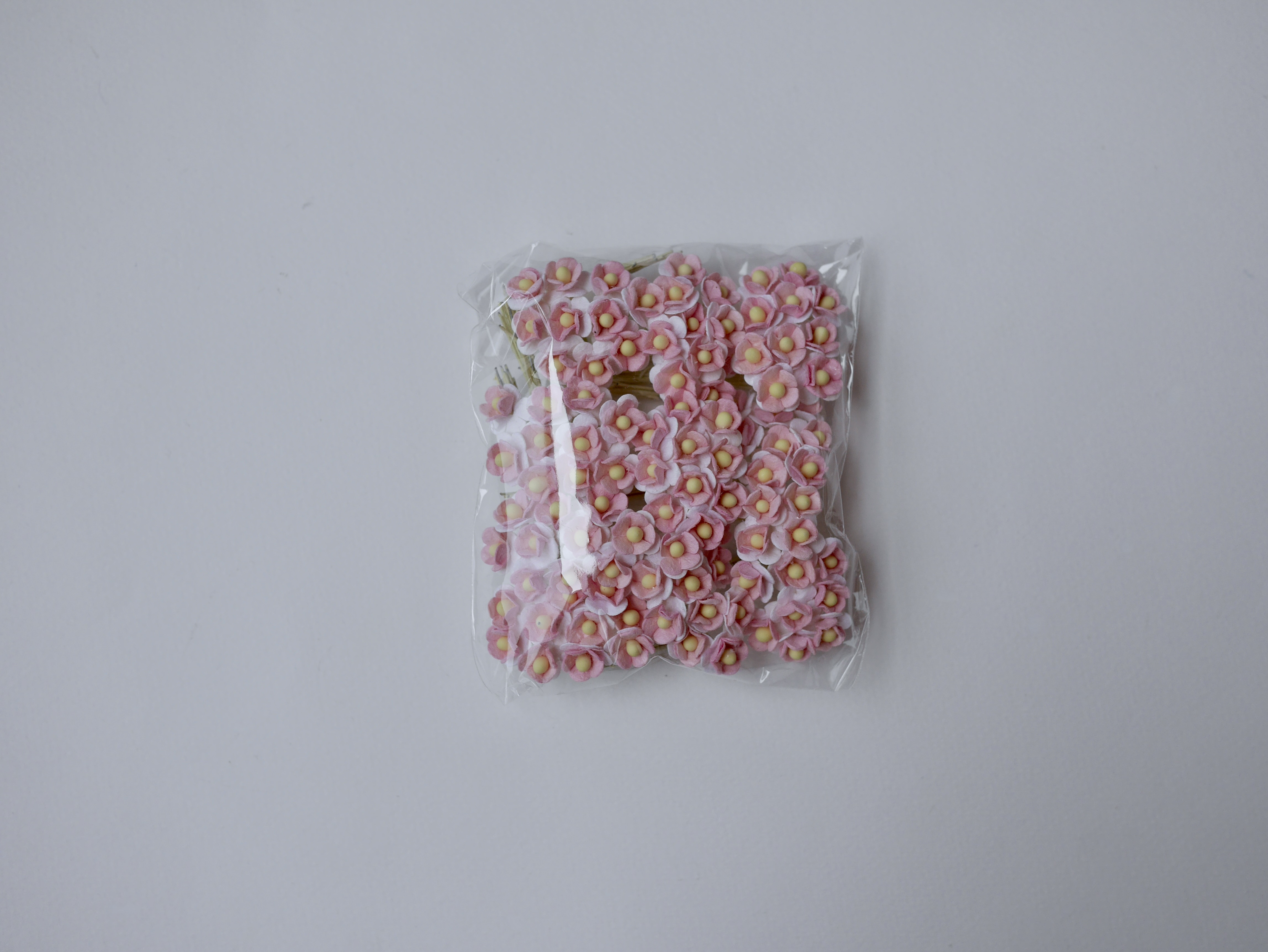 ดอกไม้กระดาษสา ดอกไม้กระดาษสาราคาส่ง ดอกไม้กระดาษสำหรับตกแต่ง งานแต่งงาน หรือติดของชำร่วย ดอก creeping lady 100 ดอก ขนาด 0.8 cm. สีชมพู-ขาว 2สี Small Paper Flower with stem, 100 pcs., size 0.8 cm., creeping flowers 2 layers, pink-white 2tone color