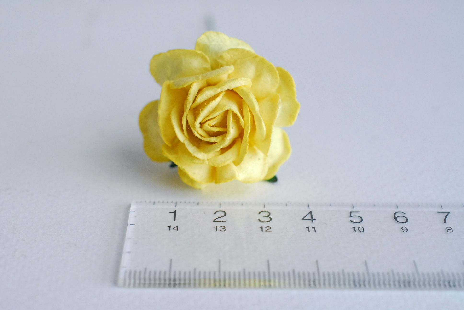 ดอกไม้กระดาษสา ดอกกุหลาบกระดาษสา ดอกไม้กุหลาบ ดอกไม้ประดิษฐ์ สำหรับตกแต่ง หรืองานแต่งงาน สีเหลืองขนาด 3.5 cm. จำนวน 25 ดอก Paper flowers, handmade flowers, small roses paper size 3.5 cm. 25 pieces, yellow color.