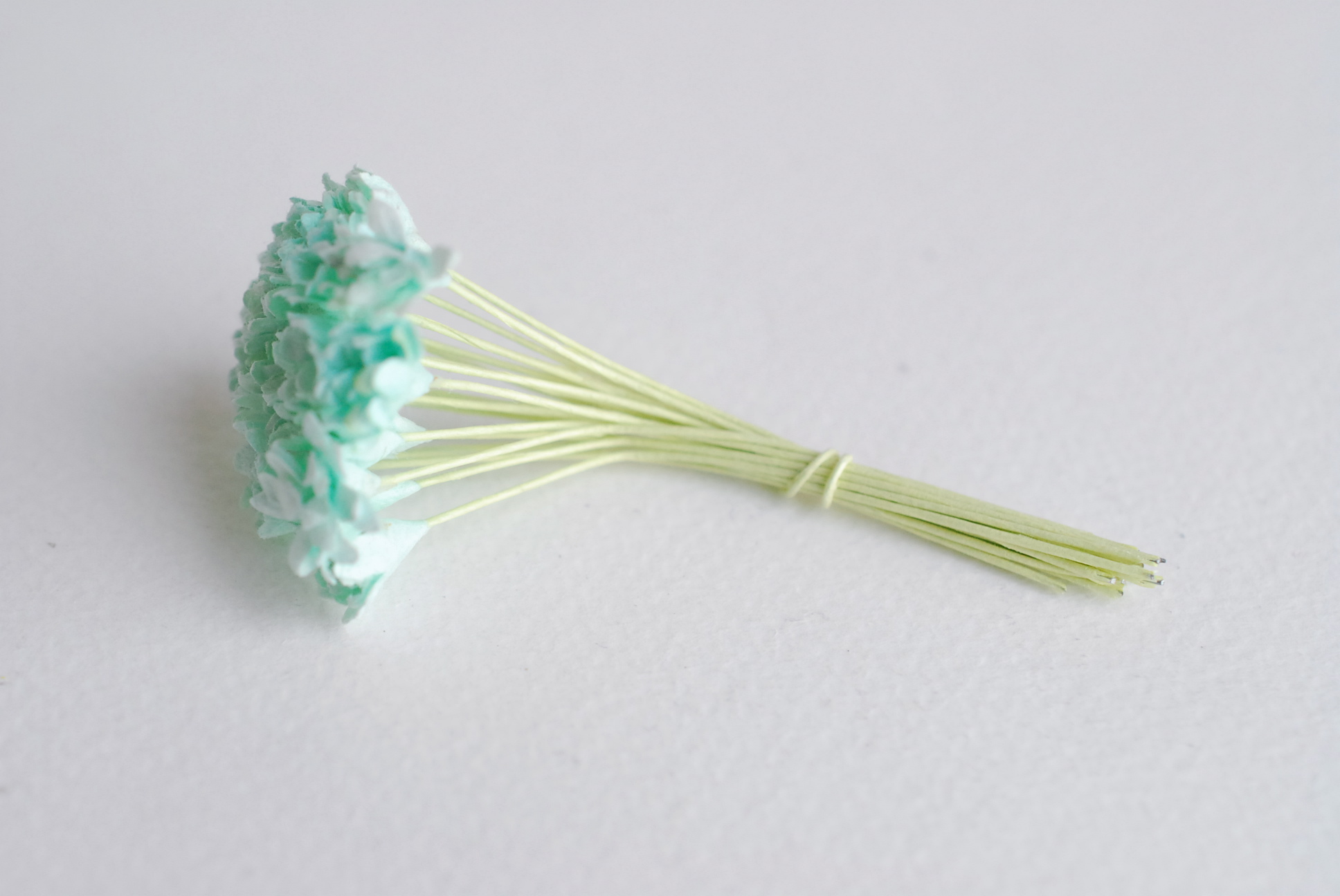 ดอกไม้ประดิษฐ์, ดอกไม้กระดาษสา, ดอก gypsophila, ดอกยิปโซ งานประดิษฐ์ตกแต่งของชำร่วย, ดอกไม้ทำพานพุ่ม, พานรับไหว้, ขนาด0.8 cm. สีมิ้น