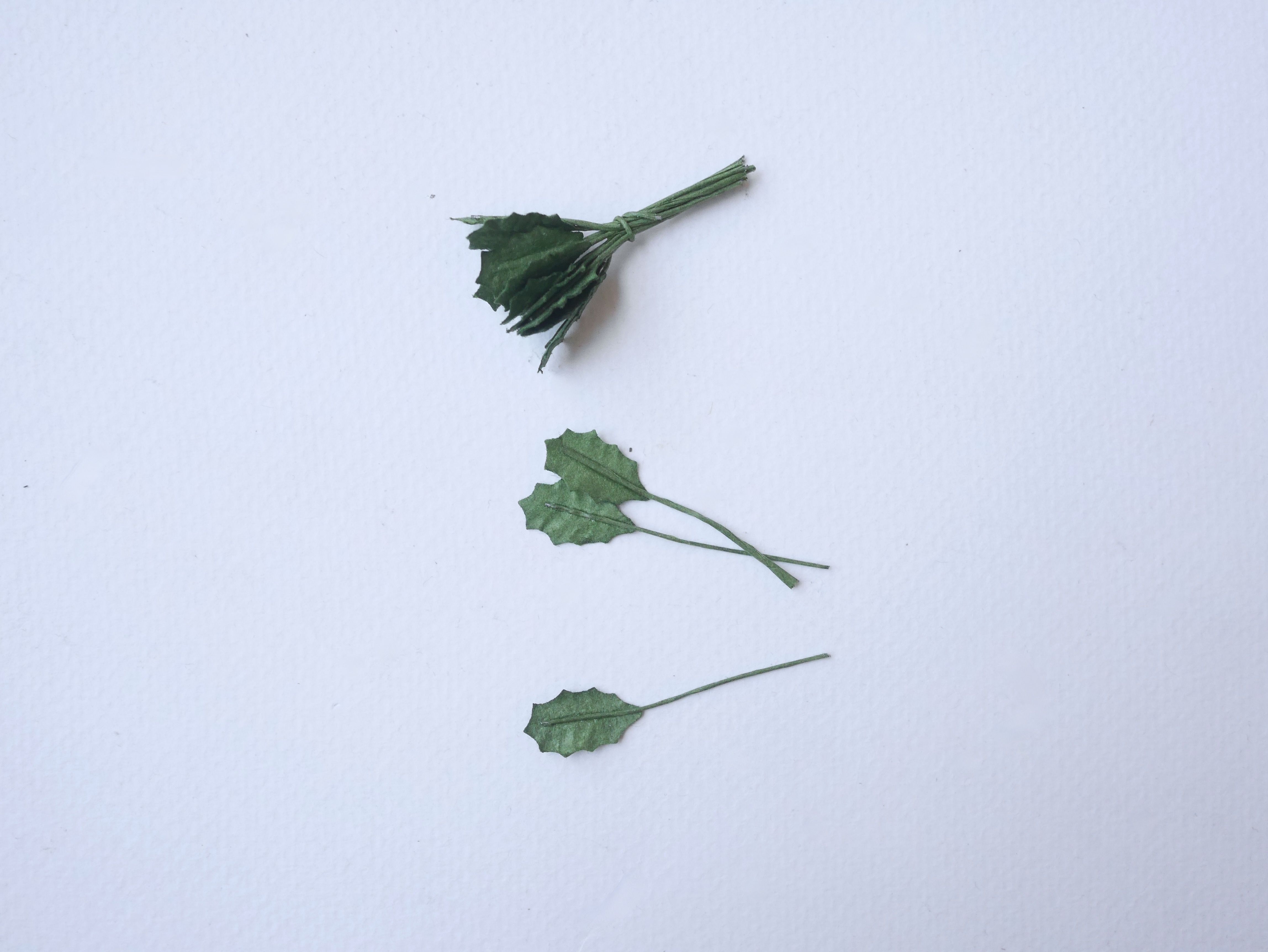 ใบไม้ x'masใบไม้กระดาษสา ราคาส่ง,ใบไม้ ใบchristmas ใบไม้ประดิษฐ์ สำหรับตกแต่ง หรืองานแต่งงาน สีเขียว ขนาด 2 x1.00 cm. จำนวน 100 ใบ