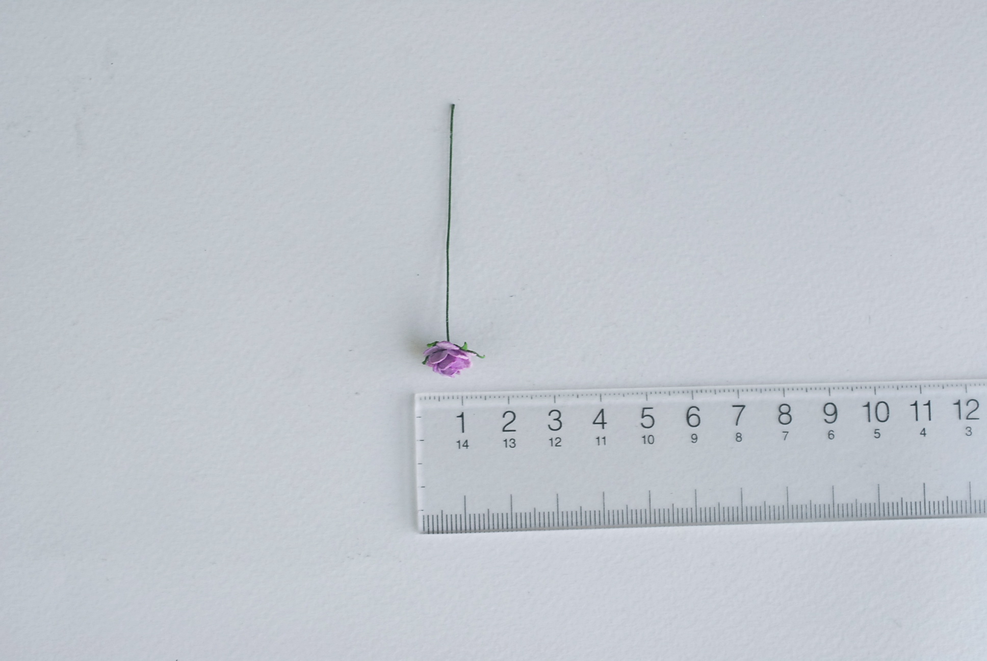 ดอกไม้กระดาษสาสำหรับตกแต่ง ของชำร่วย ดอกกุหลาบ ดอกกุหลาบสีแดง กระดาษสา สีม่วงขนาด 1 cm. จำนวน 100 ดอก/1 ถุง