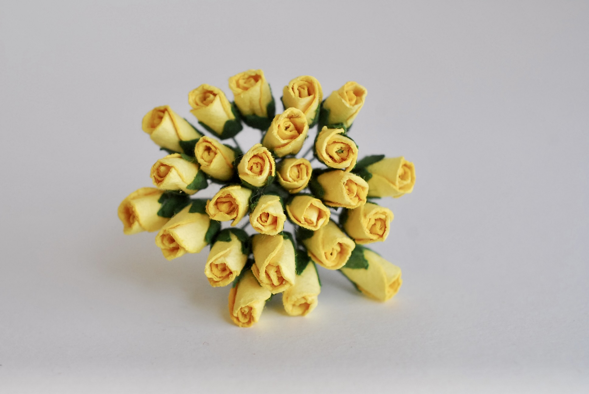 ดอกไม้กระดาษสา ดอกไม้กระดาษสา จตุจักร งานประดิษฐ์ ดอกไม้ทำข้อมือเพื่อนเจ้าสาว แต่งงาน, ดอกกุหลาบตูม 50 ดอก สีเหลือง ขนาด 0.8x1.5 cm. paper flowers, budding roses flower 0.8 x1.5 cm. 50 pieces. yellow color