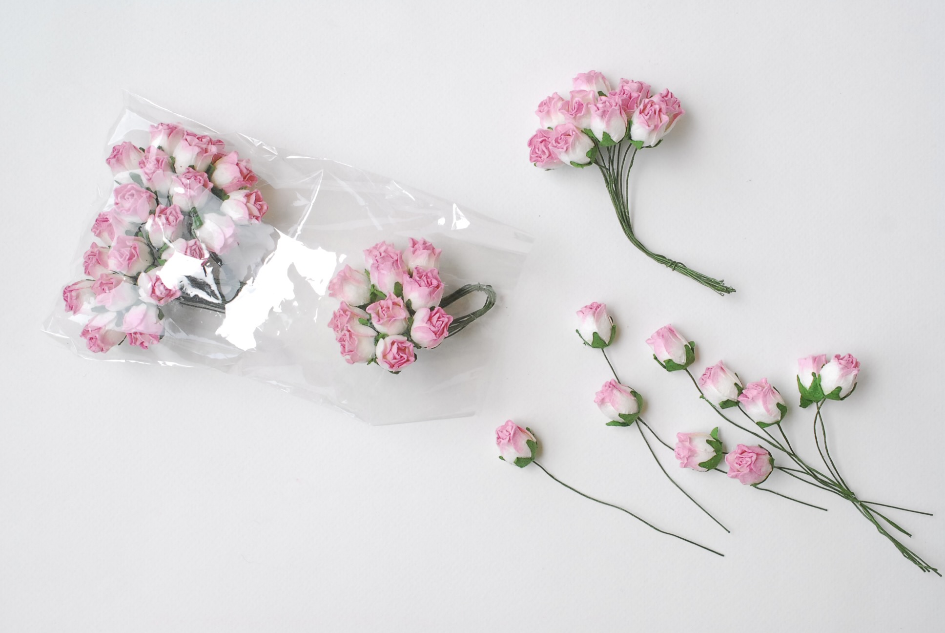 ดอกไม้กระดาษสา ดอกไม้กระดาษสา จตุจักร งานประดิษฐ์ ดอกไม้ทำข้อมือเพื่อนเจ้าสาว แต่งงาน, ดอกกุหลาบตูม 50 ดอก สีชมพูปัดขาว ขนาด 1.5 x 1.5 cm. paper flowers, budding roses flower 1.5x1.5 cm. 50 pieces. pale pink brush white color.