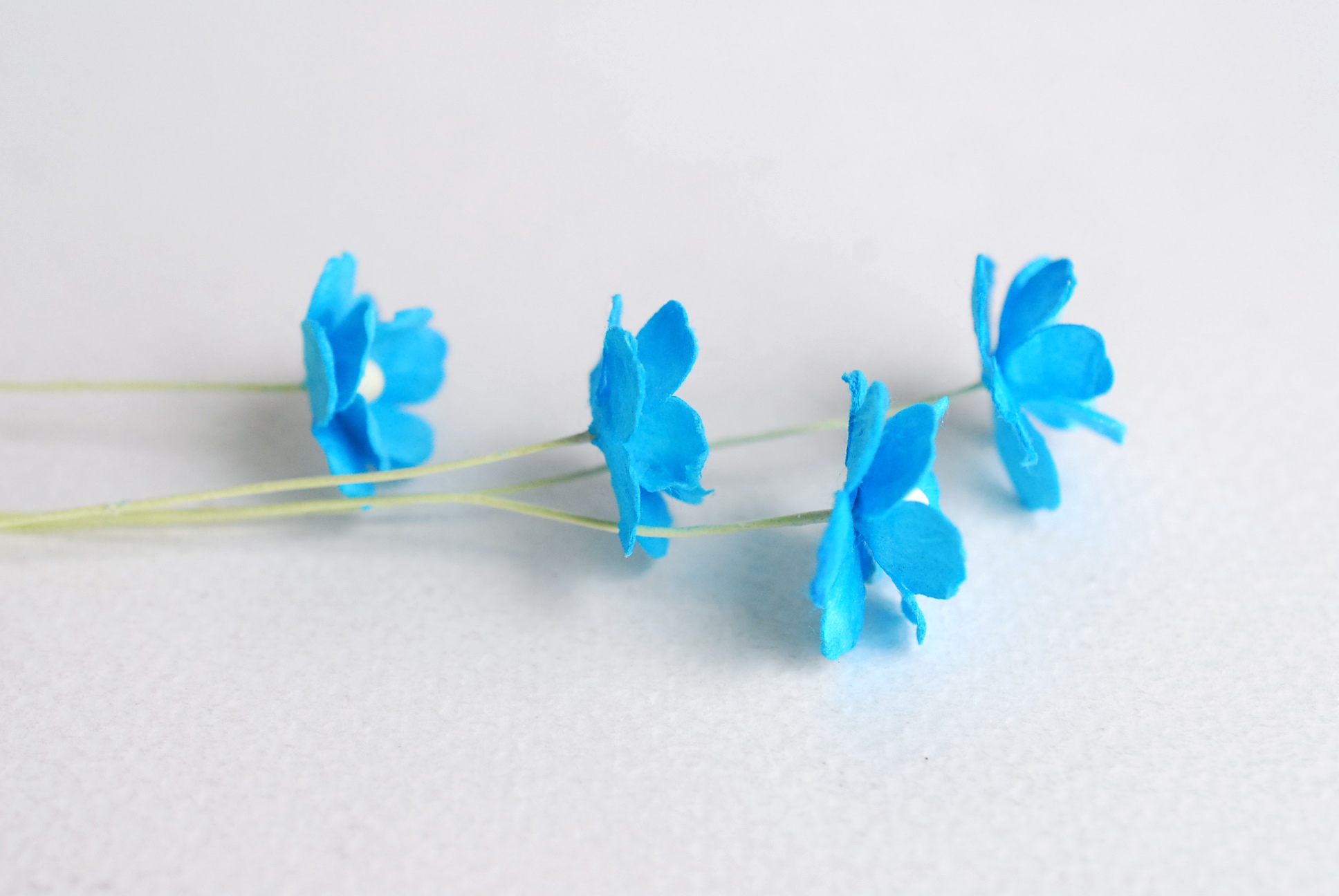ดอกไม้กระดาษสา ราคาส่ง, ดอกไฮเดรนเยียกระดาษสา ดอกไม้ประดิษฐ์ ตกแต่งงานแต่งงาน ประดิษฐ์ข้อมือเพื่อนเจ้าสาว ขนา่ด 1.5 cm., สำหรับของชำร่วย, งานแต่งงาน, ดอกไม้ทำข้อมือเจ้าสาว สีฟ้าทะเล จำนวน 100 ดอก Paper flower,100 Pieces mulberry hydrangea ocean blue sky c