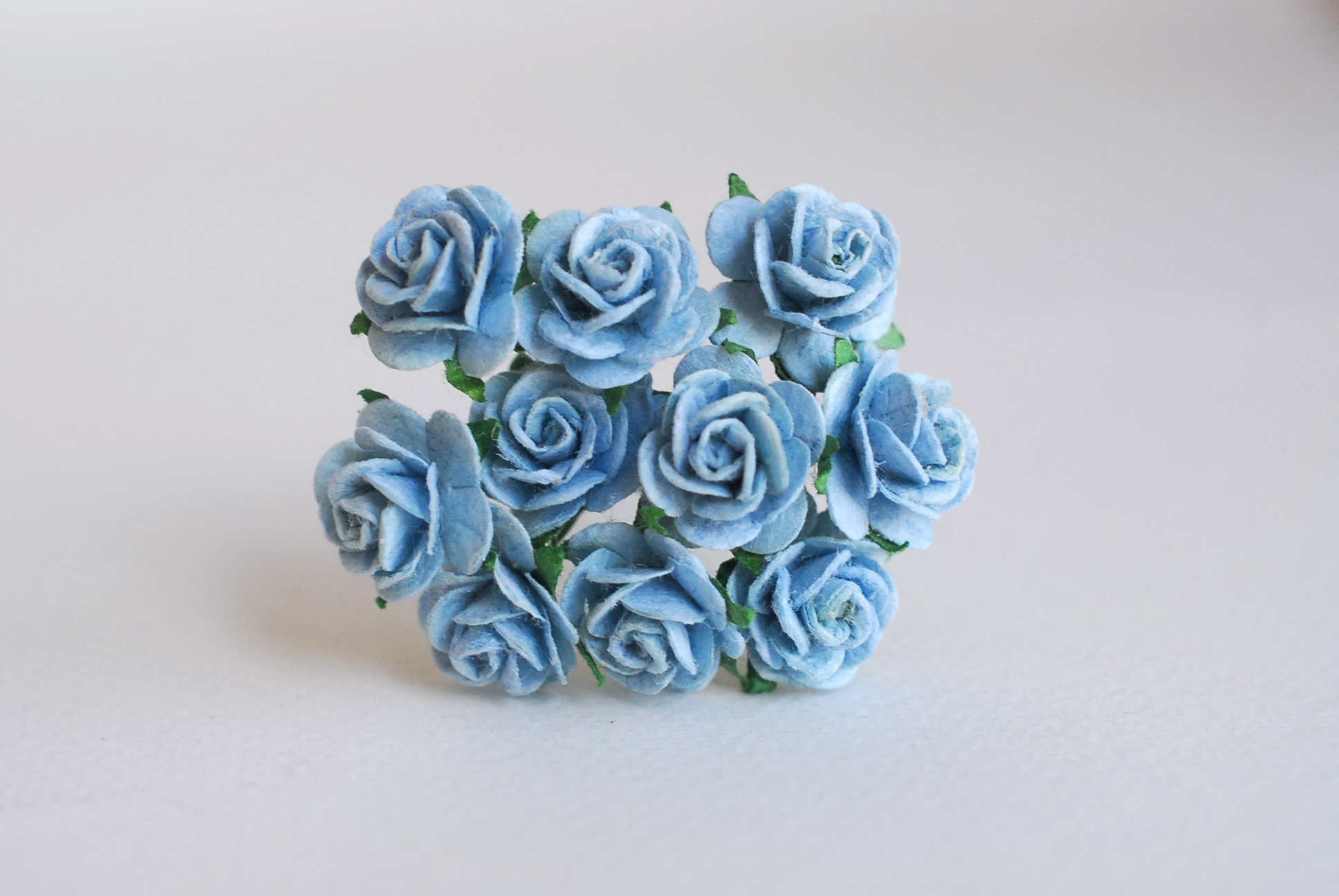 ซื้อ1 ห่อ แถม 1 ห่อ ดอกไม้กุหลาบกระดาษ ดอกไม้กระดาษสา, ดอกกุหลาบจิ๋ว, ดอกไม้กระดาษสาขายส่ง สีฟ้าตุ่น แถมสีฟ้าจุดขาว ขนาด 1.5 cm. จำนวน 100 ดอก Paper Flowers size 1.5 cm., mini roses pale blue color, 100 pcs. and get free 1 pack of blue sky-white color.