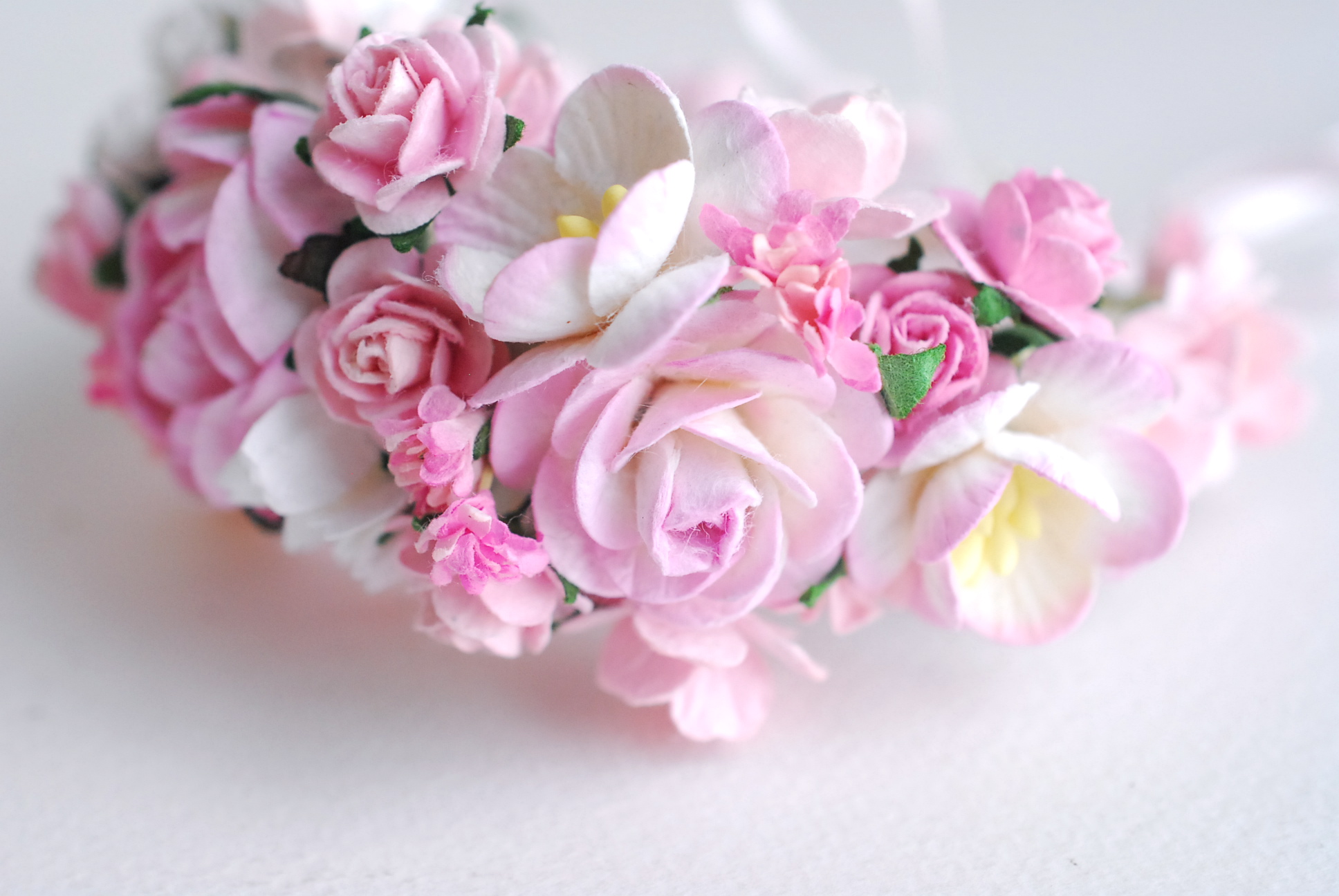 ข้อมือเพื่อนเจ้าสาว งานแต่งงาน งานประดิษฐ์ DIY สีชมพู ดอกกุหลาบกระดาษสา และดอกไม้กระดาษสาขนาดเล็ก Handmade corsages 1 ชิ้น