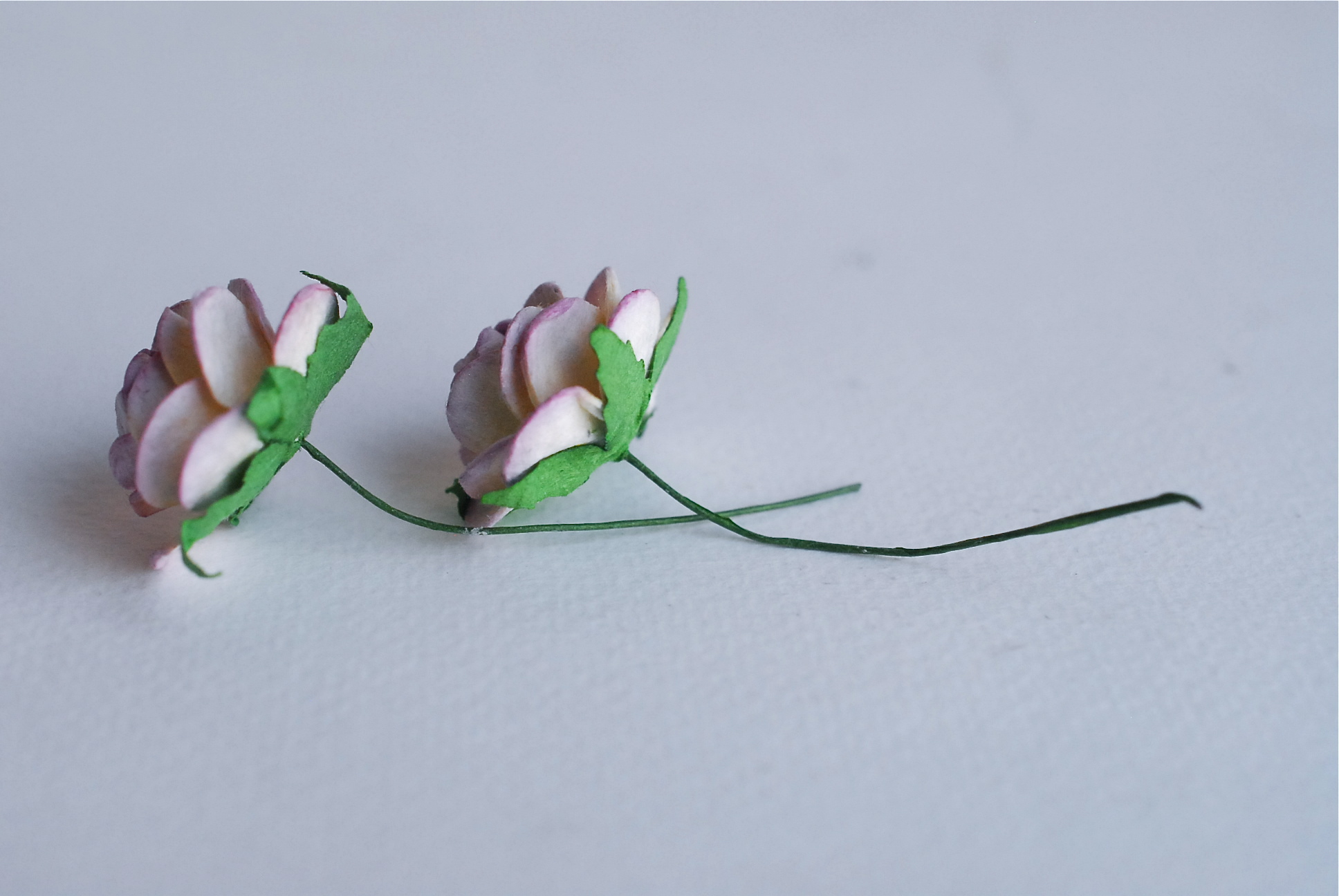 ดอกไม้กระดาษสา ราคาถูก ดอกไม้กุหลาบ ดอกกุหลาบจิ๋ว ดอกไม้ประดิษฐ์ สำหรับตกแต่ง หรืองานแต่งงาน สีม่วงตุ่นปัดสีครีมขนาด 2.5 cm. จำนวน 50 ดอก