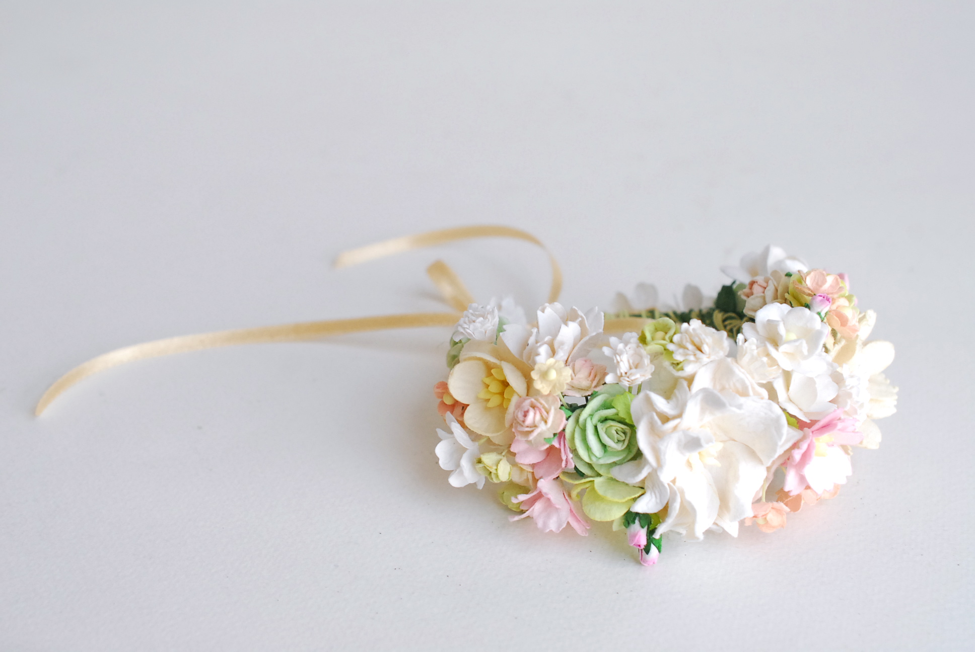 อมือเพื่อนเจ้าสาว งานแต่งงาน งานประดิษฐ์ DIY สีขาว เขียว ชมพูอ่อน ครีม ดอกกุหลาบกระดาษสา และดอกไม้กระดาษสาขนาดเล็ก Handmade corsages 1 ชิ้น