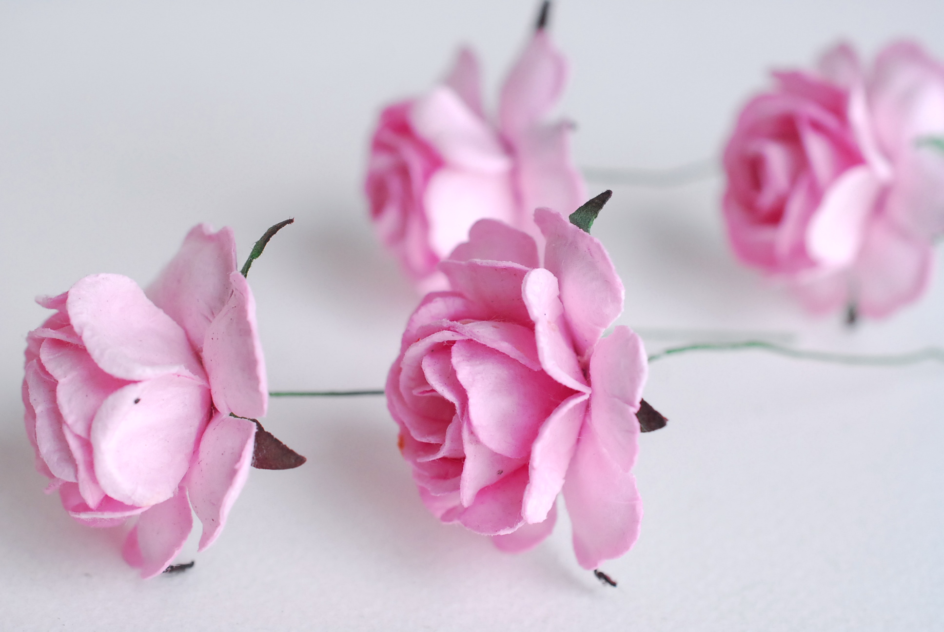 ดอกไม้กระดาษสา ดอกกุหลาบกระดาษสา ดอกไม้กุหลาบ ดอกไม้ประดิษฐ์ สำหรับตกแต่ง หรืองานแต่งงาน สีชมพูอ่อนขนาด 3.5 cm. จำนวน 25 ดอก Paper flowers, handmade flowers, small roses paper size 3.5 cm. 25 pieces, light pink color.