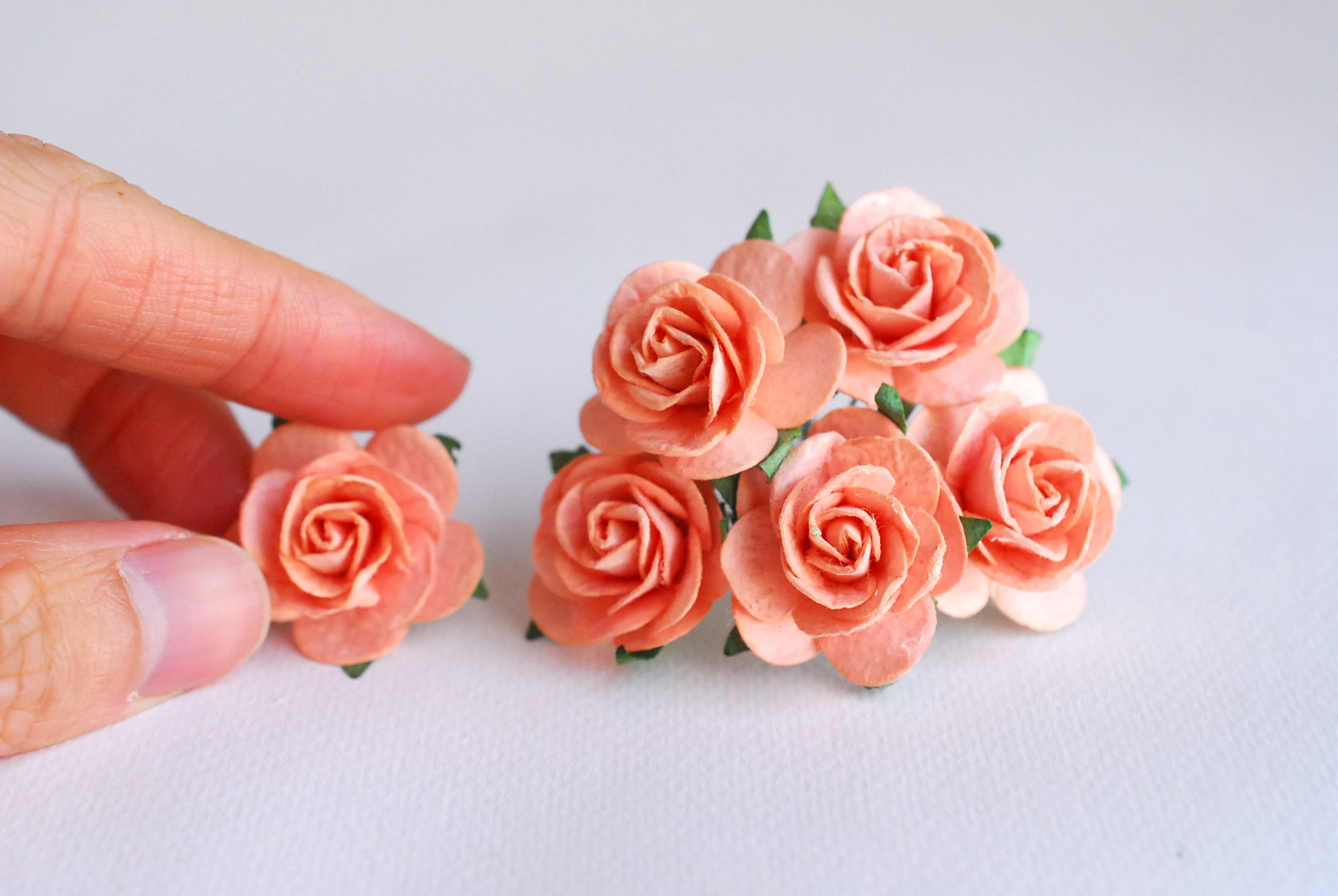 ดอกไม้กระดาษสา ราคาส่ง, ดอกกุหลาบกระดาษสา ดอกไม้ประดิษฐ์ ตกแต่งงานแต่งงาน ขนาด 2.5 cm., สำหรับของชำร่วย, งานแต่งงาน, ดอกไม้ทำข้อมือเจ้าสาว Paper flower,50 Pieces mulberry rose, 2.5 cm. peach color.