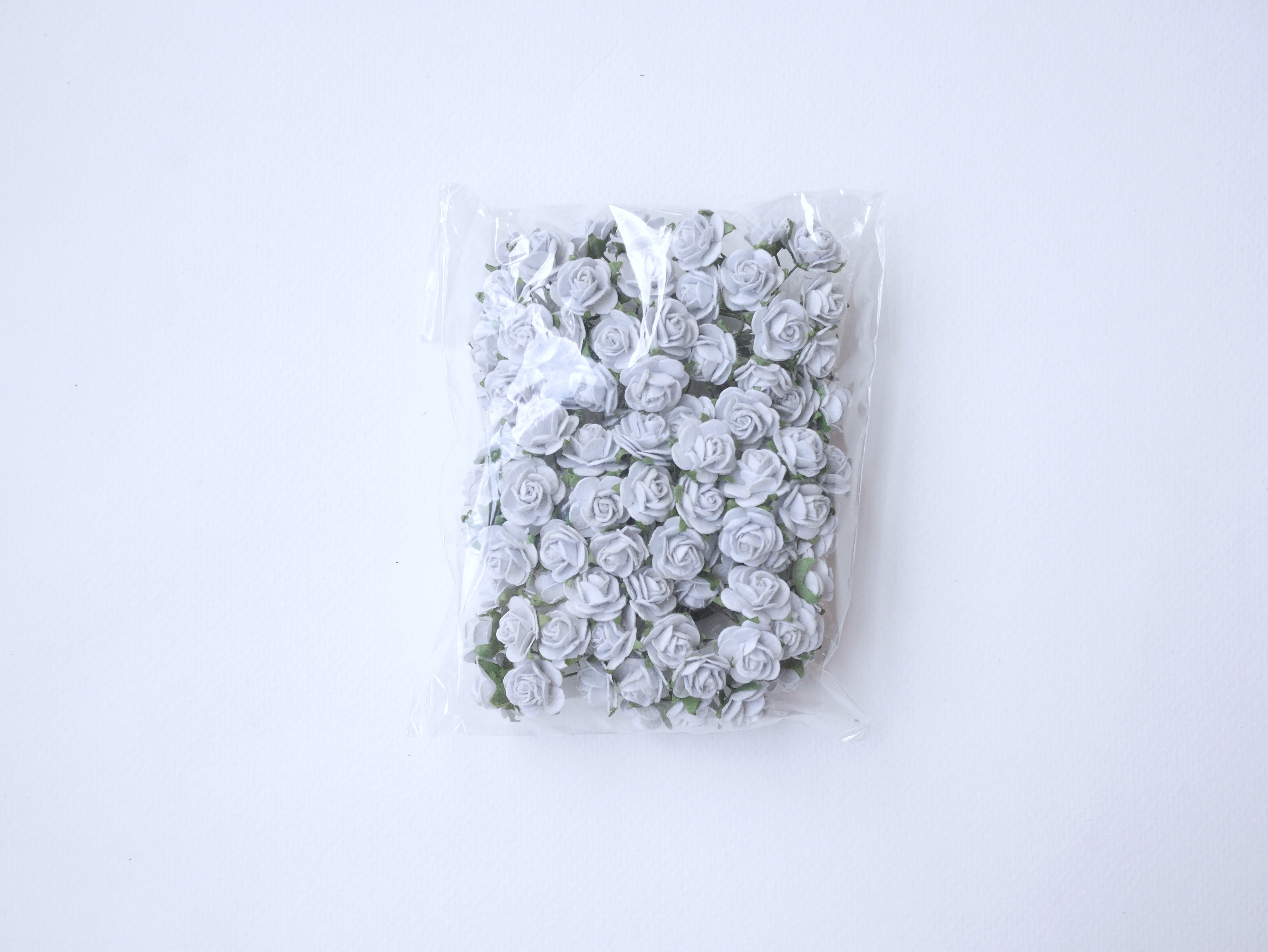 ดอกไม้กุหลาบกระดาษ ดอกไม้กระดาษสา, ดอกกุหลาบจิ๋ว, ดอกไม้กระดาษสาขายส่ง สีเทาอ่อนผสมฟ้าอ่อน ขนาด 1.5 cm. จำนวน 100 ดอก Paper Flowers size 1.5 cm., mini roses pale gray color, 100 pcs.