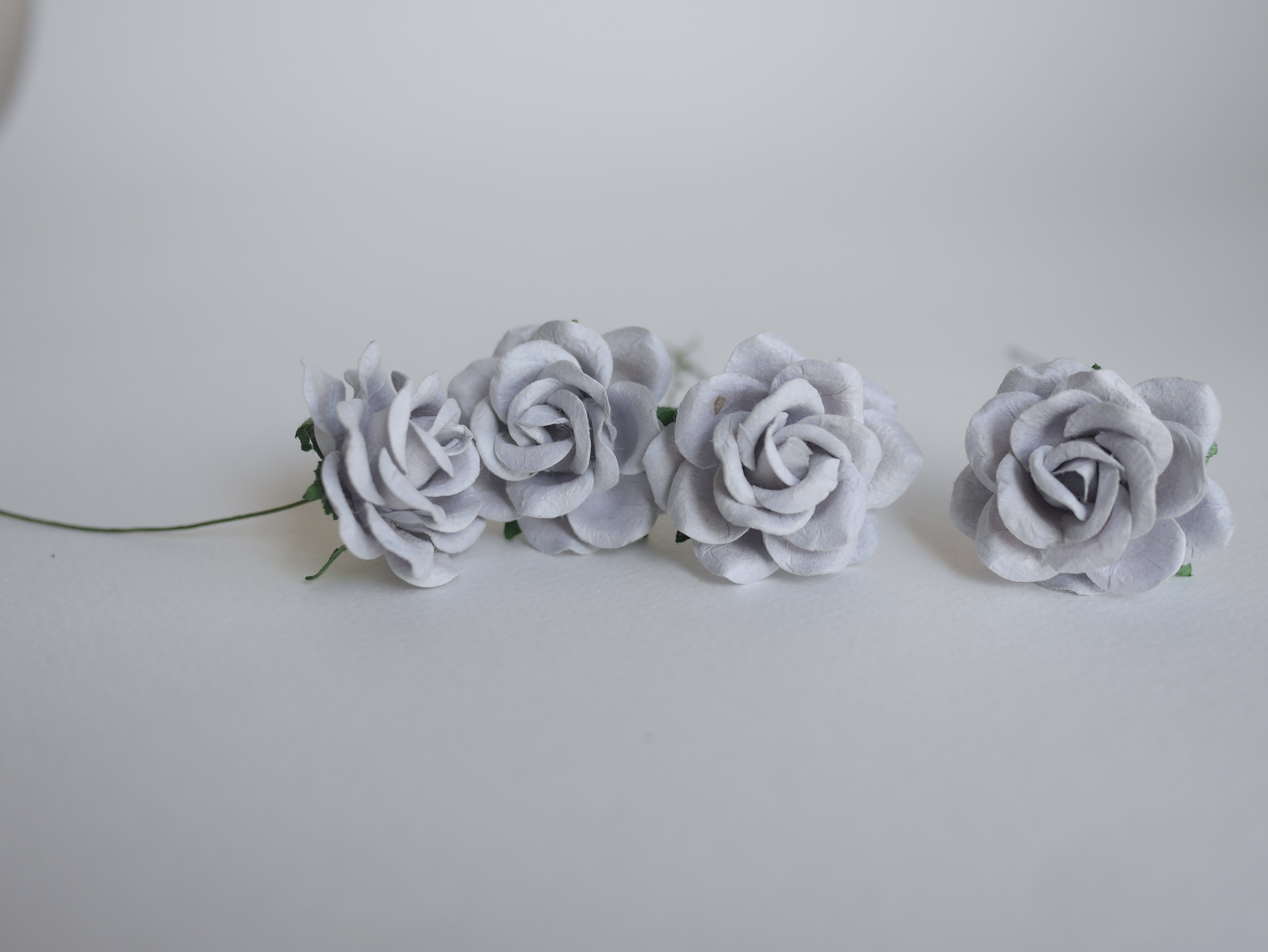 ดอกไม้กระดาษสา ดอกกุหลาบกระดาษสา ดอกไม้กุหลาบ กลีบโค้ง ดอกไม้ประดิษฐ์ สำหรับตกแต่ง หรืองานแต่งงาน สีเทาอ่อน ขนาด 3.5 cm. จำนวน 25 ดอก Paper flowers, handmade flowers, small roses paper size 3.5 cm. 25 pieces, pale gray color.