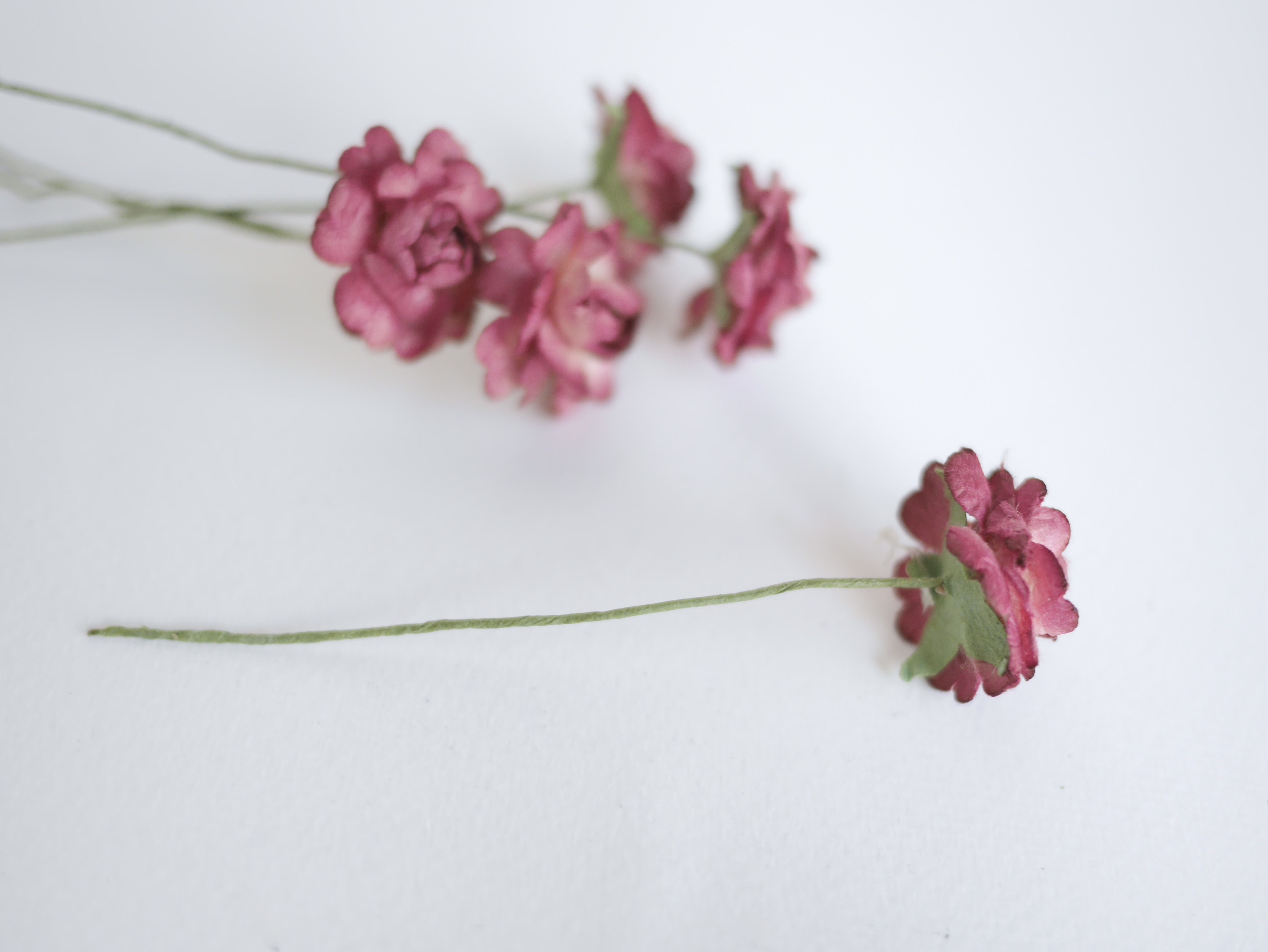 ดอกไม้กระดาษสา, ดอกไม้ตกแต่ง, ของชำร่วย, ดอกกุหลาบ สีเลือดหมู จำนวน 10 ดอก Paper flower, English peony Ranunculus roses 10 pcs., size 3 cm., burgundy color.