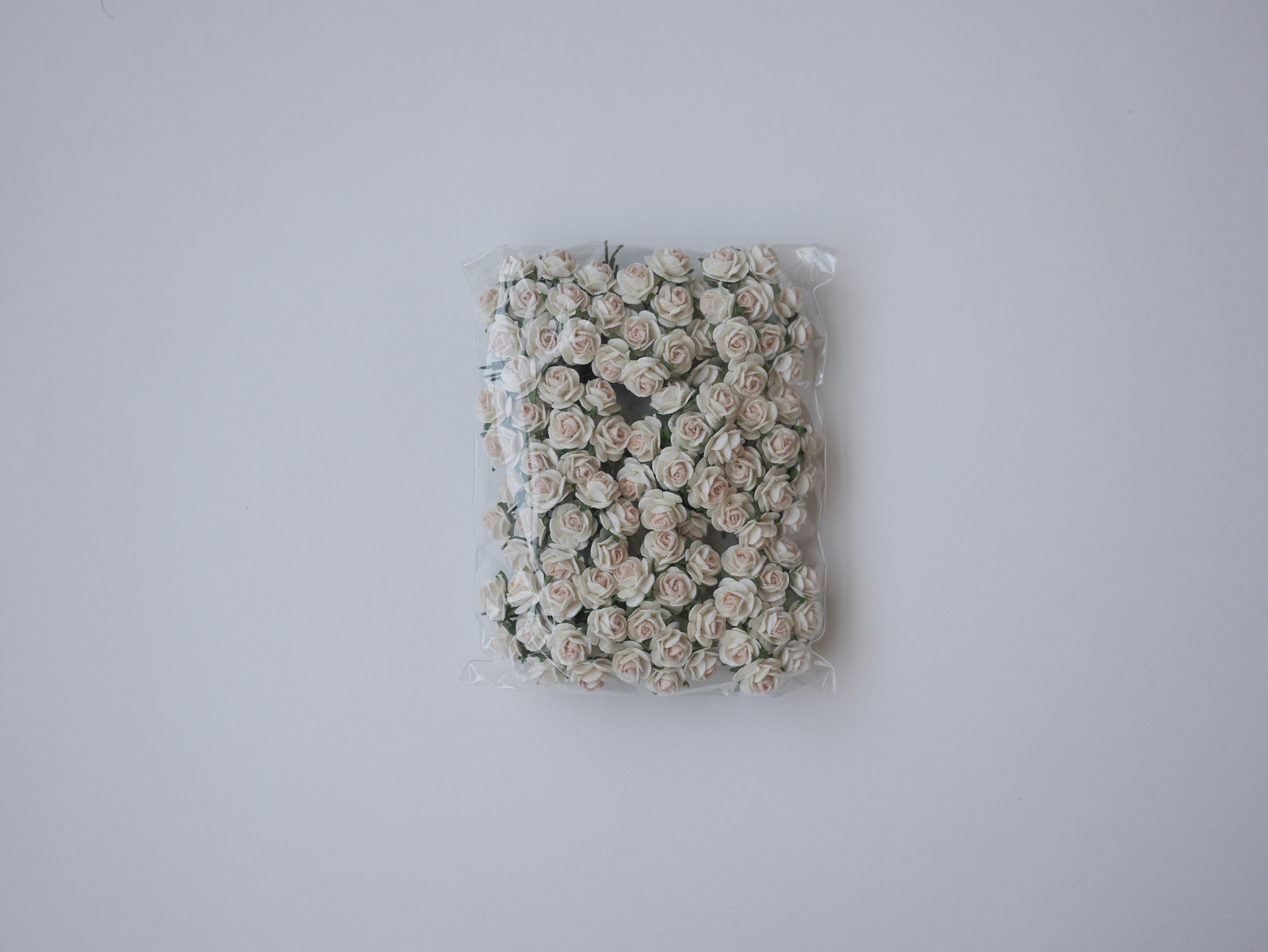 ดอกไม้กระดาษสาสำหรับตกแต่ง ของชำร่วย ดอกกุหลาบกระดาษสา ดอกไม้จิ๋ว สีชมพู ขาว two-tone #921 ขนาด 0.8 cm. จำนวน 100 ดอก/1 ถุง