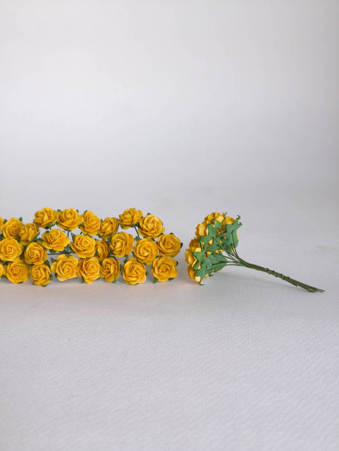 ดอกไม้กุหลาบกระดาษสา, ดอกกุหลาบจิ๋ว, ดอกไม้กระดาษสาขายส่ง สีเหลืองมัสตาด ขนาด 1.5 cm. จำนวน 100 ดอก Paper Flowers size 1.5 cm., mini roses, yellow mustard color, 100 pcs. handmade flowers.