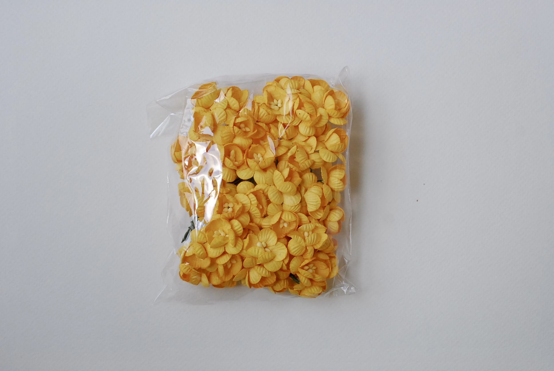 ดอกไม้กระดาษสา ดอกซากุระกระดาษ ขนาดเล็ก ดอกไม้กระดาษสาราคาส่ง ดอกไม้กระดาษสำหรับตกแต่งของชำร่วย งานแต่งงาน ทำช่อดอกไม้ติดอกเจ้าบ่าว ข้อมือดอกไม้เจ้าสาว ขนาด2.0 cm. 50 ดอก สีเหลืองกลาง Paper flowers supplies: DIY wedding tools small Cherry blossom (Sakura)