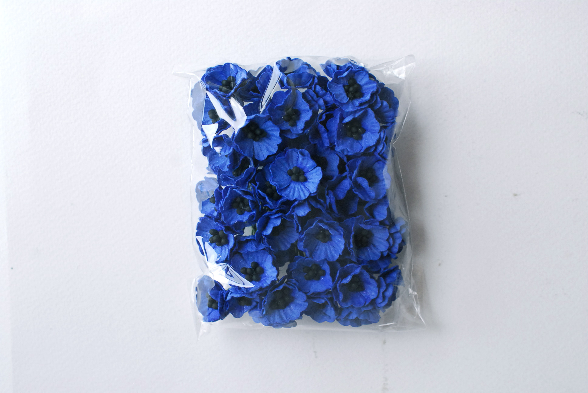 ดอกไม้กระดาษสา ดอกไม้กระดาษสา จตุจักร งานประดิษฐ์ ดอกไม้ทำข้อมือเพื่อนเจ้าสาว แต่งงาน ดอกไม้กระดาษ poppy สีน้ำเงิน royal blue ขนาด 2.00 cm.