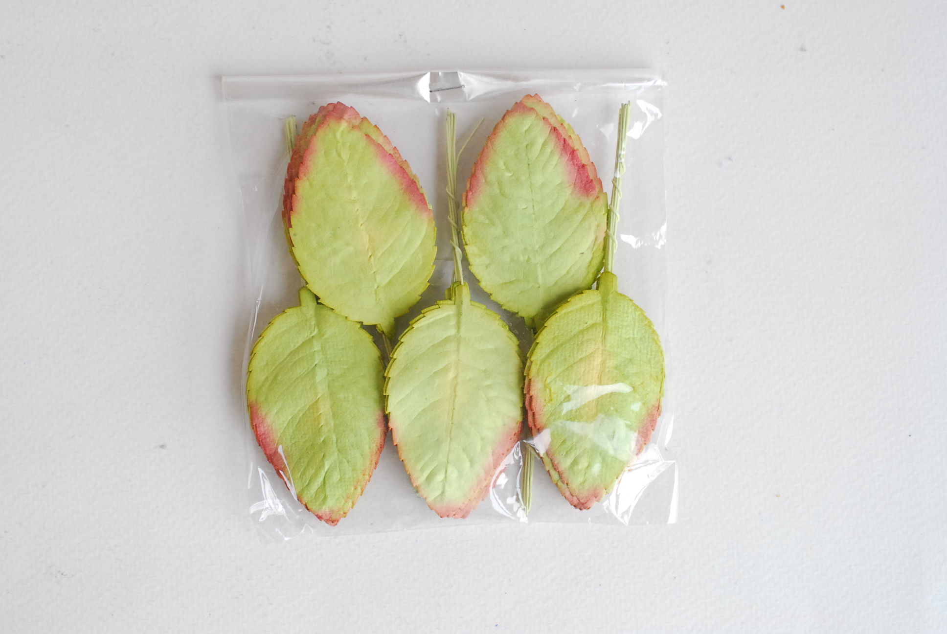 ใบไม้กระดาษ ใบไม้กระดาษสา ราคาส่ง,ใบไม่้กุหลาบกระดาษ สำหรับดอกกุหลาบกระดาษสา ใบไม้ประดิษฐ์ สำหรับตกแต่ง หรืองานแต่งงาน สีเขียวปัดแดง ขนาด6x4.5 cm. จำนวน 50 ใบ