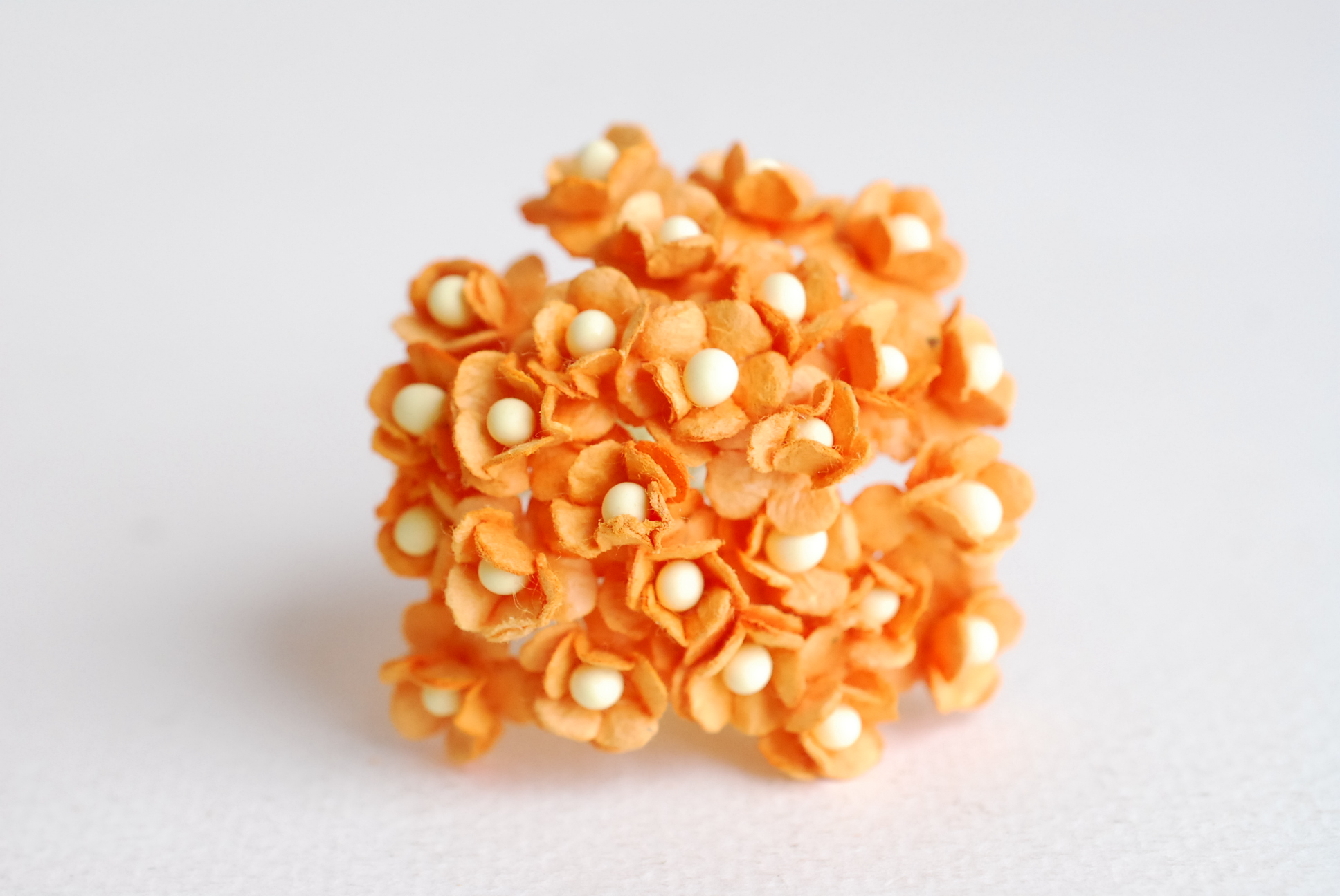 ดอกไม้กระดาษสา ดอกไม้กระดาษสาราคาส่ง ดอกไม้กระดาษสำหรับตกแต่ง งานแต่งงาน หรือติดของชำร่วย ดอก creeping lady 100 ดอก ขนาด 0.8 cm. สีส้ม Small Paper Flower with stem, 100 pcs., size 0.8 cm., creeping flowers 2 layers, orange color.