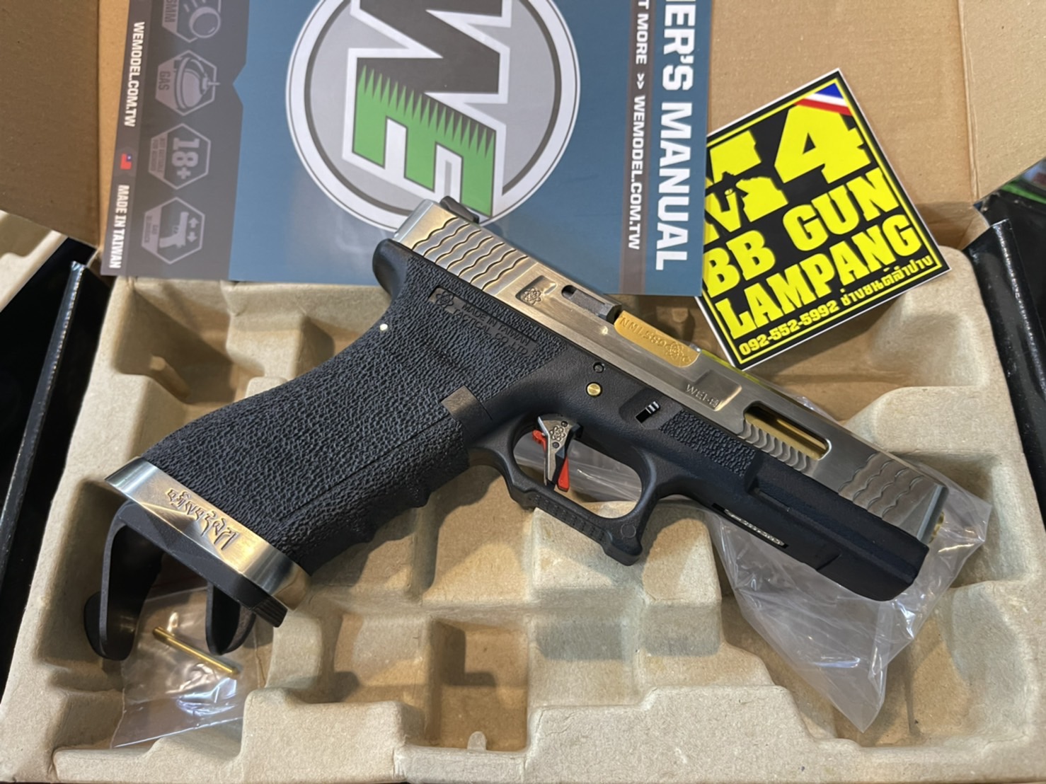 WE Glock17 Custom G-Force – เฟรมดำ สไลท์เงิน ลำกล้องทอง T5