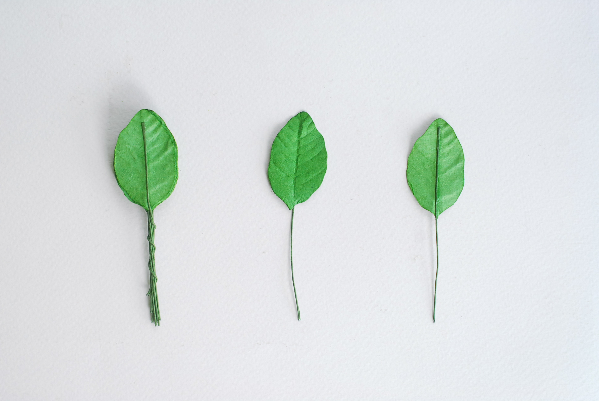 ใบไม้กระดาษ ใบไม้กระดาษสา ราคาส่ง,ใบไม่้กุหลาบกระดาษ สำหรับดอกมะลิกระดาษสา ใบไม้ประดิษฐ์ สำหรับตกแต่ง หรืองานแต่งงาน สีเขียวกลาง ขนาด 3.5x2.5 cm. จำนวน 50 ใบ