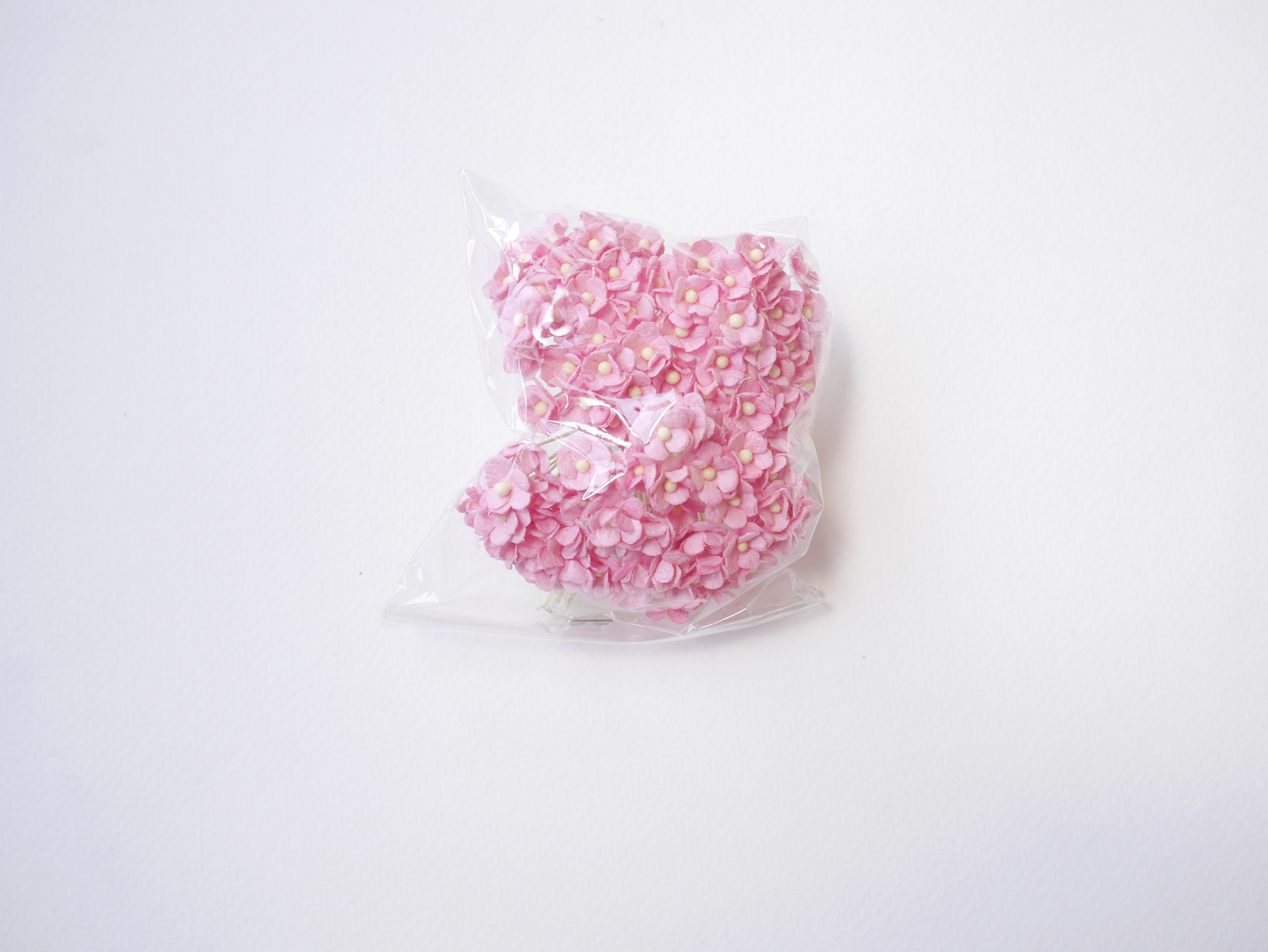 ดอกไม้กระดาษสา ดอกไม้กระดาษสาราคาส่ง ดอกไม้กระดาษสำหรับตกแต่ง งานแต่งงาน หรือติดของชำร่วย ดอก creeping lady 100 ดอก ขนาด 0.8 cm. สีชมพู Small Paper Flower with stem, 100 pcs., size 0.8 cm., creeping flowers 2 layers, pink color