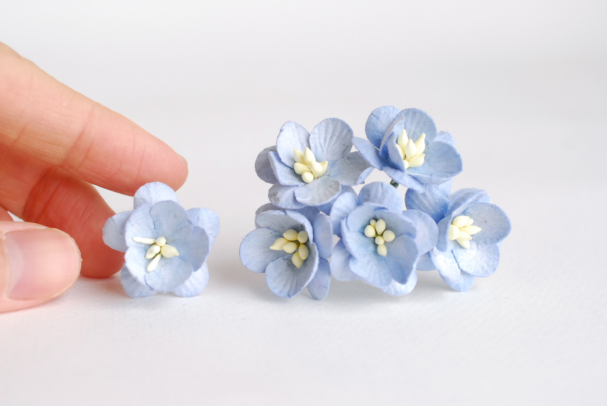 ดอกไม้กระดาษสา ดอกซากุระกระดาษ ดอกไม้กระดาษสาราคาส่ง ดอกไม้กระดาษสำหรับตกแต่งของชำร่วย งานแต่งงาน ทำช่อดอกไม้ติดอกเจ้าบ่าว ข้อมือดอกไม้เจ้าสาว ขนาด2.5 cm. 50 ดอก Paper flowers supplies: DIY wedding tools Cherry blossom (Sakura) 50 pcs. size 2.5 cm. pale b