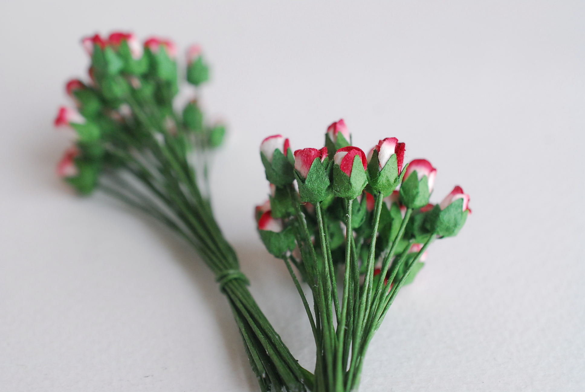 ดอกไม้กระดาษสา ดอกไม้กระดาษสา จตุจักร งานประดิษฐ์ ดอกไม้ทำข้อมือเพื่อนเจ้าสาว แต่งงาน, ดอกกุหลาบตูม 100 ดอก สีแดงปัดสีขาว paper flowers, budding roses flower 0.5x0.8 cm. 100 pieces. red brush white color.