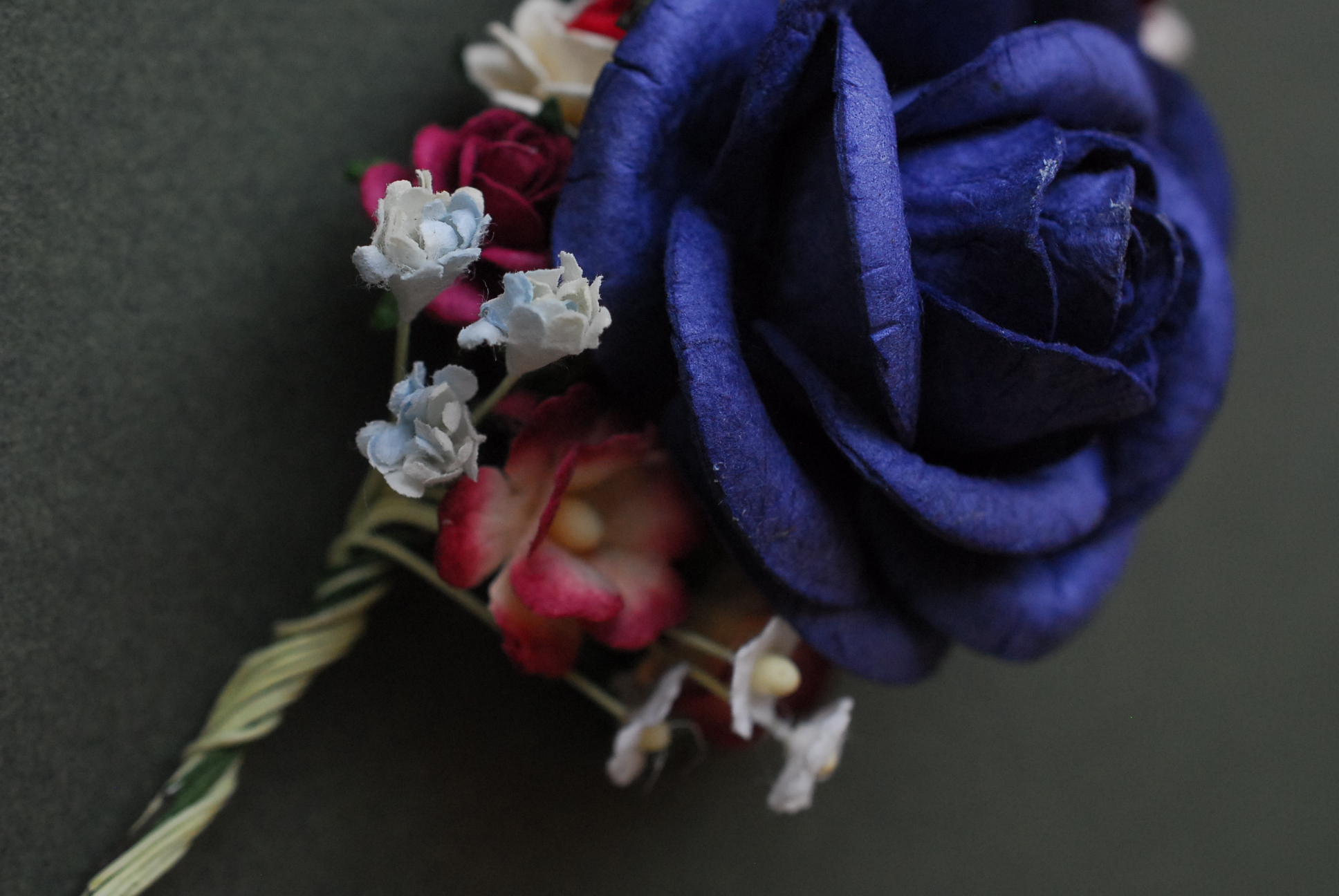 ช่อดอกไม้กุหลาบติดสูทกระดาษสาสีน้ำเงิน ดอกไม้ประดับ งานแต่งงาน งานประดิษฐ์ ของชำร่วย ดอกไม้กระดาษสา งานแต่งงาน DIY wedding boutonniere or making centerpieces gift decoration