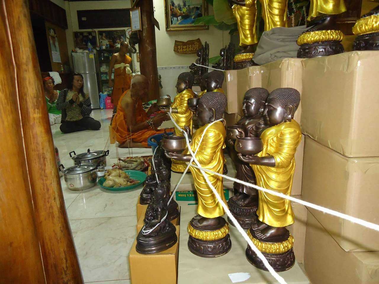 พระบูชาพระสังกัจจายน์ยืนถือบาตร ประทานพร จีวรทาทอง หลวงปู่หงษ์ พรหมปัญโญ