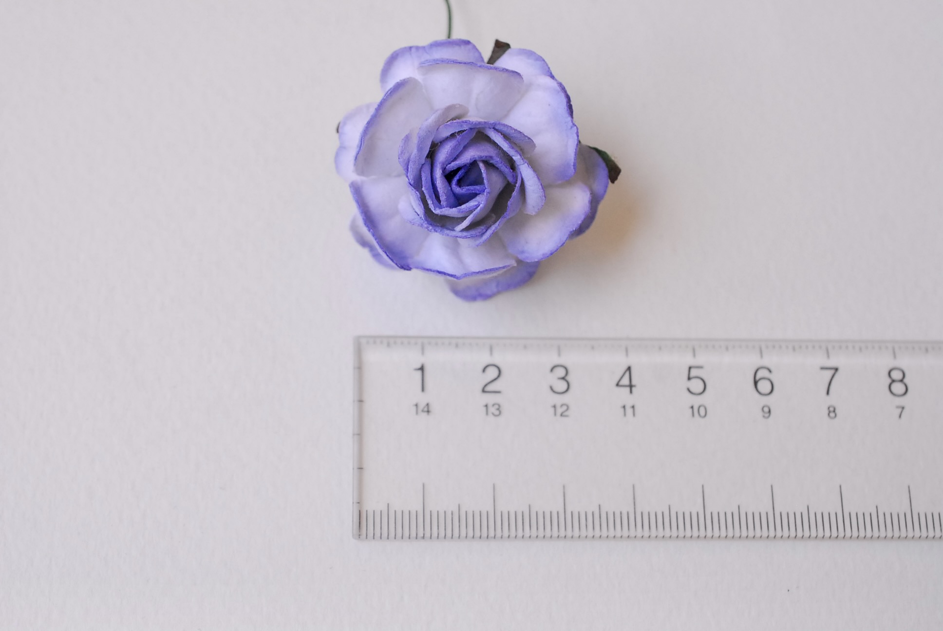 ดอกไม้กระดาษสา ดอกกุหลาบกระดาษสา ดอกไม้กุหลาบ ดอกไม้ประดิษฐ์ สำหรับตกแต่ง หรืองานแต่งงาน สีฟ้าตุ่นปัดขาว ขนาด 3.5 cm. จำนวน 25 ดอก Paper flowers, handmade flowers, small roses paper size 3.5 cm. 25 pieces, pale blue brush white color.