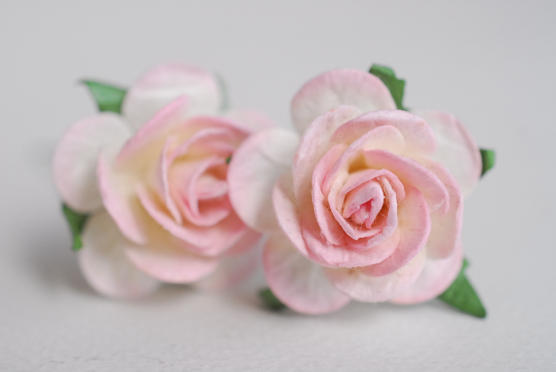 ดอกไม้กระดาษสา ดอกไม้กุหลาบกระดาษ ราคาส่ง, ดอกกุหลาบจิ๋ว ดอกกุหลาบกระดาษสา ดอกไม้ประดิษฐ์ สำหรับตกแต่งของชำร่วย หรืองานแต่งงาน สีชมพูอ่อน (light pink brush) ปัดขาวครีมขนาด 2.5 cm. จำนวน 50 ดอก สี524