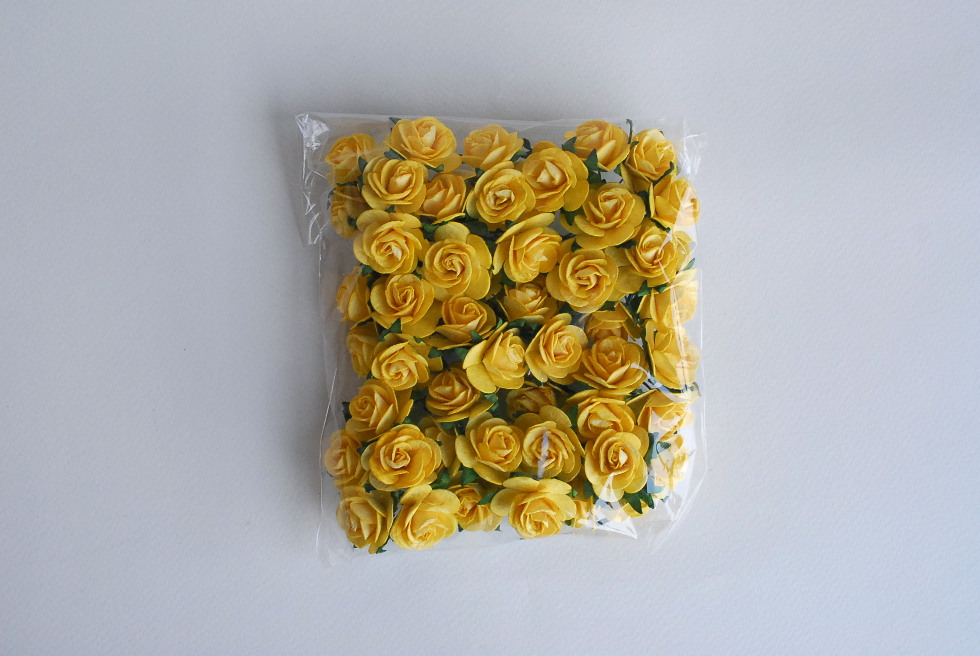 ดอกไม้กระดาษสา ดอกไม้กระดาษสา ราคาส่ง, ดอกกุหลาบกระดาษสา ดอกไม้ประดิษฐ์ สำหรับตกแต่ง หรืองานแต่งงาน สีเหลือง ขนาด 2.5 cm. จำนวน 50 ดอก Paper flowers, handmade flowers, small roses paper size 2.5 cm. 50 pieces, yellow color.