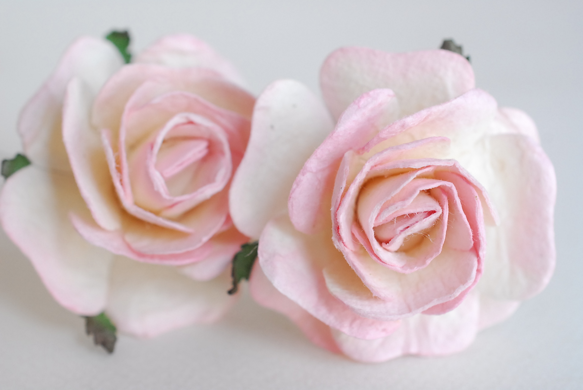 ดอกไม้กระดาษสา,paper flowers ดอกไม้ประดิษฐ์ ดอกไม้กระดาษสำหรับตกแต่ง สำหรับของชำร่วย, งานแต่งงาน, ดอกกุหลาบ PUL4-4 N ขนาด 4.5 cm. สีชมพูอ่อนปัดขาวcode color517