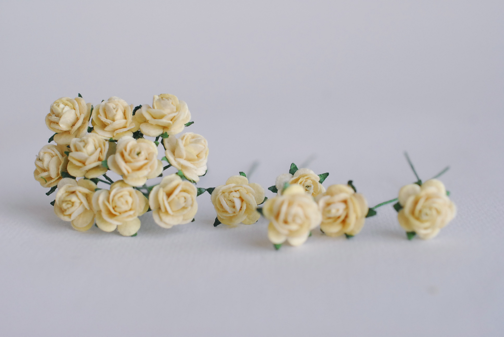 ดอกไม้กระดาษสาสำหรับตกแต่ง ของชำร่วย ดอกกุหลาบ กระดาษสา สีครีมเหลือง #147 ขนาด 1 cm. จำนวน 100 ดอก/1 ถุง