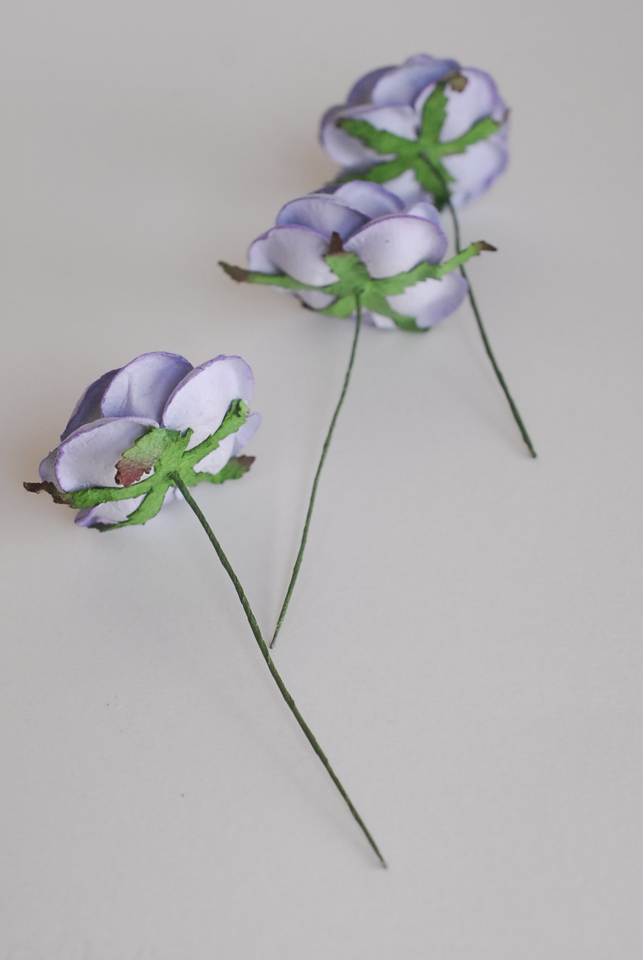 ดอกไม้กระดาษสาราคาส่ง, ดอกกุหลาบกระดาษสา ดอกไม้ประดิษฐ์ ตกแต่งงานแต่งงาน ขนา่ด 4.5 cm., สำหรับของชำร่วย, งานแต่งงาน, ดอกไม้ทำข้อมือเจ้าสาว สีม่วงอ่อนตุ่น Paper flower,20 Pieces mulberry rose, 4.5 cm. periwinkle color.